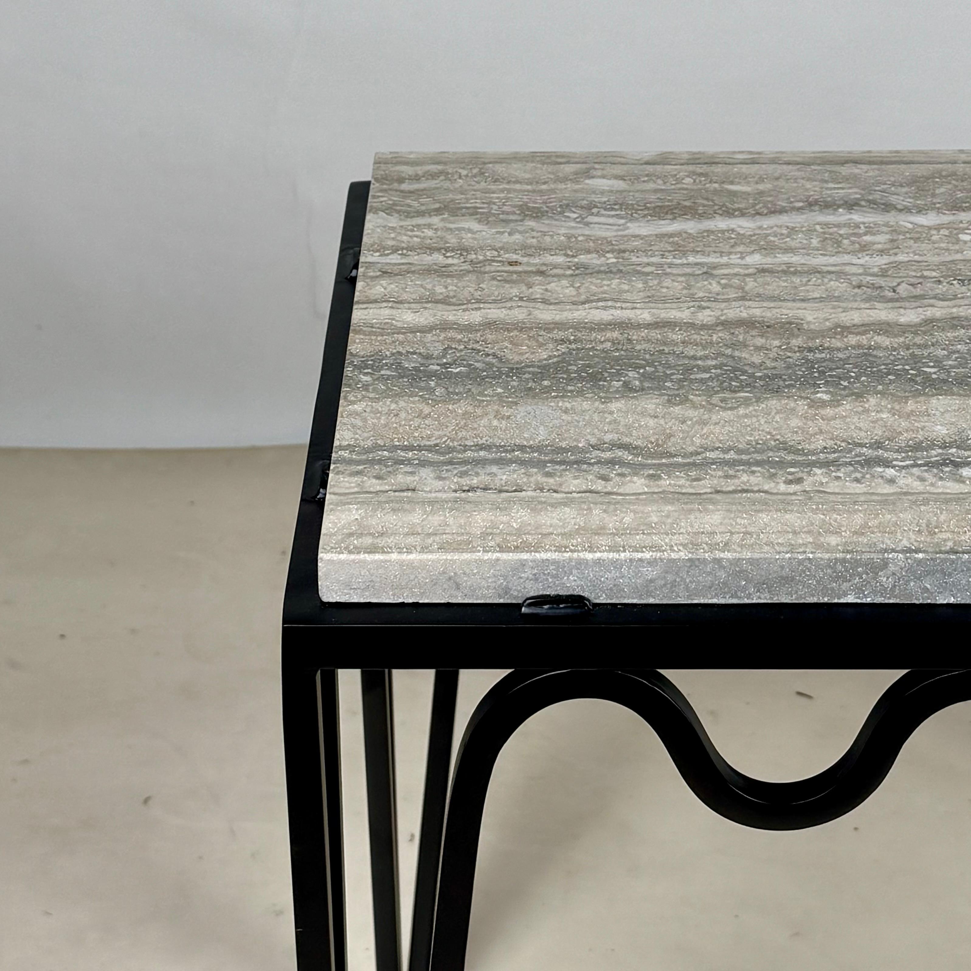 Tavolino 'Méandre' in ferro nero e travertino argento di Design Frères in vendita 2