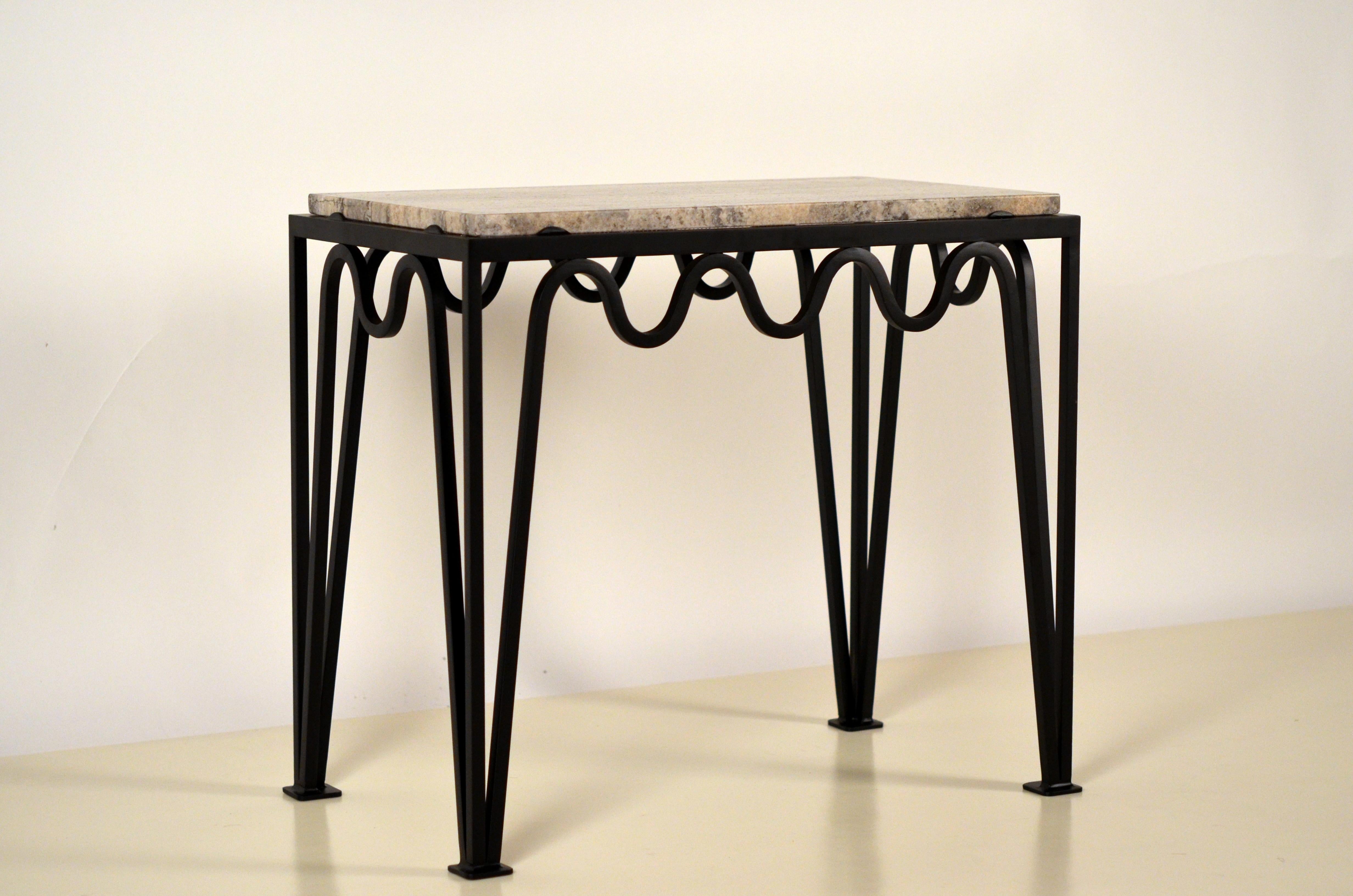 Table d'appoint 'Méandre' en fer noir et travertin argenté par Design Frères.

Chic et discret.