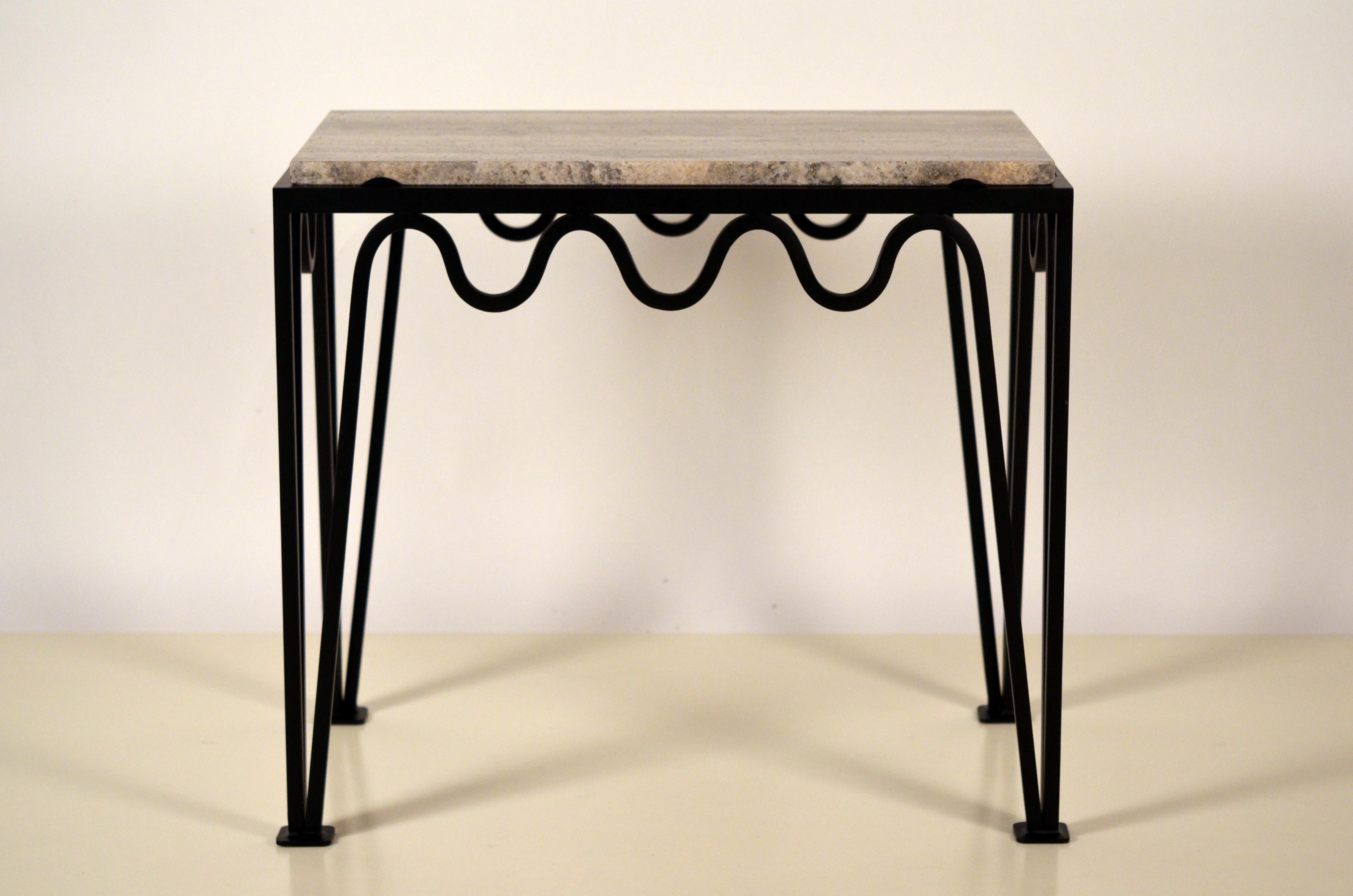 Moderne Table d'appoint ou de chevet 'Méandre' en fer noir et travertin argenté par Design Frères en vente