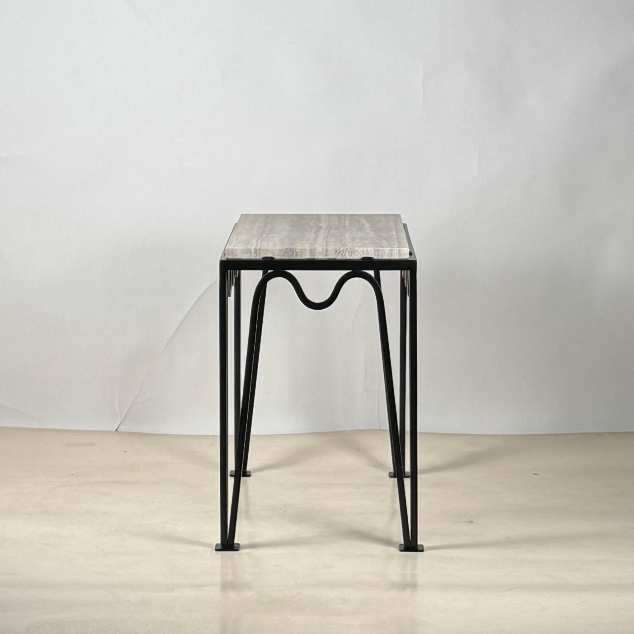 Francese Tavolino 'Méandre' in ferro nero e travertino argento di Design Frères in vendita