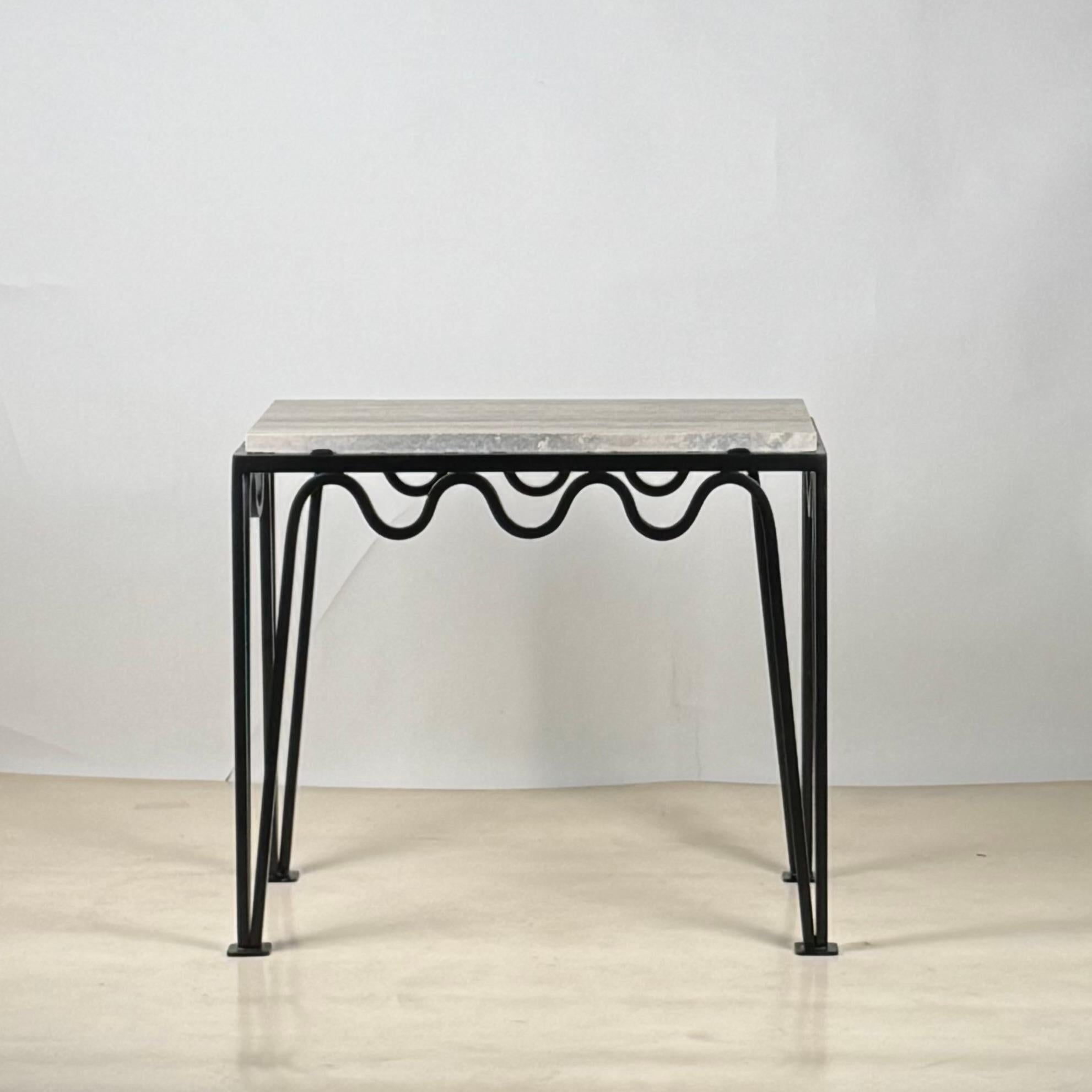 Lucidato Tavolino 'Méandre' in ferro nero e travertino argento di Design Frères in vendita