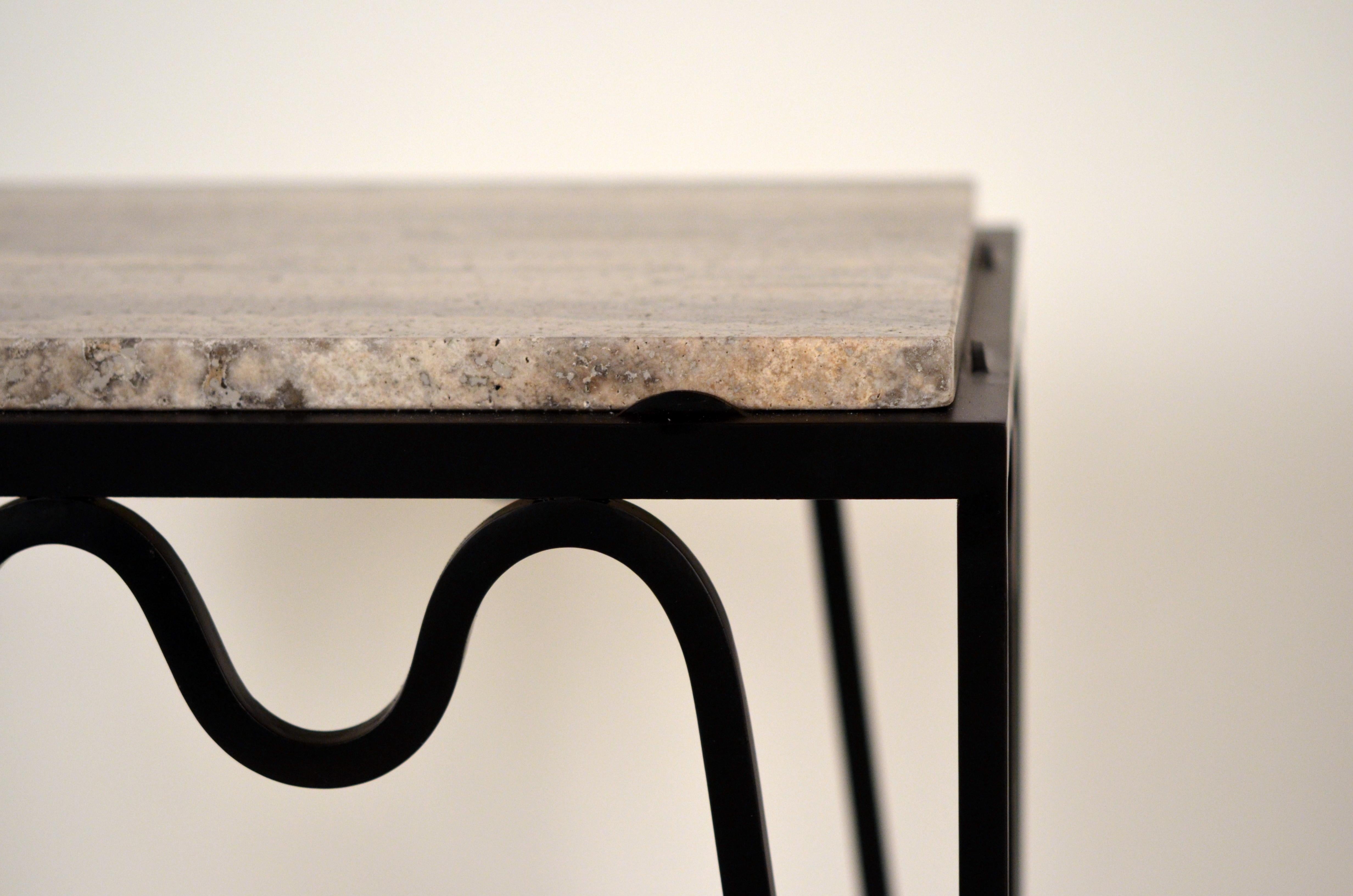 XXIe siècle et contemporain Table d'appoint ou de chevet 'Méandre' en fer noir et travertin argenté par Design Frères en vente