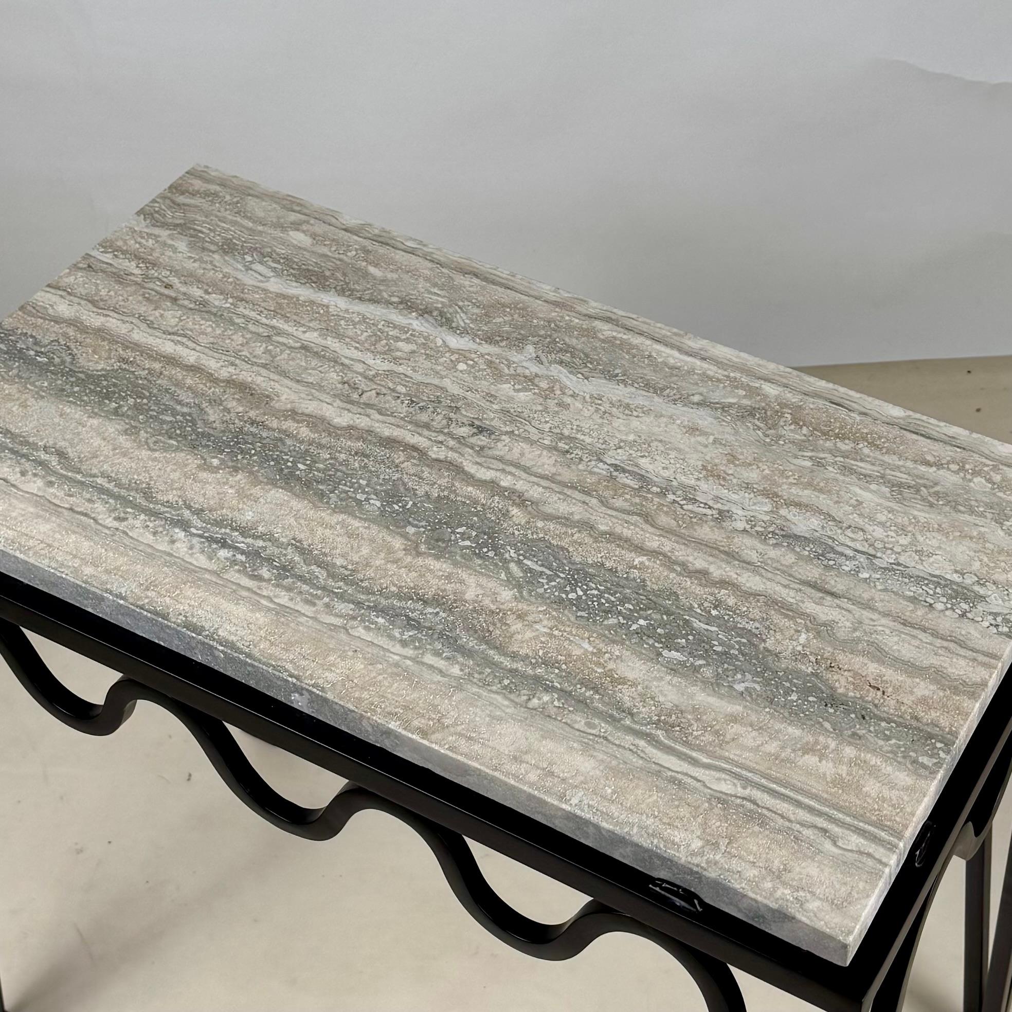 XXI secolo e contemporaneo Tavolino 'Méandre' in ferro nero e travertino argento di Design Frères in vendita