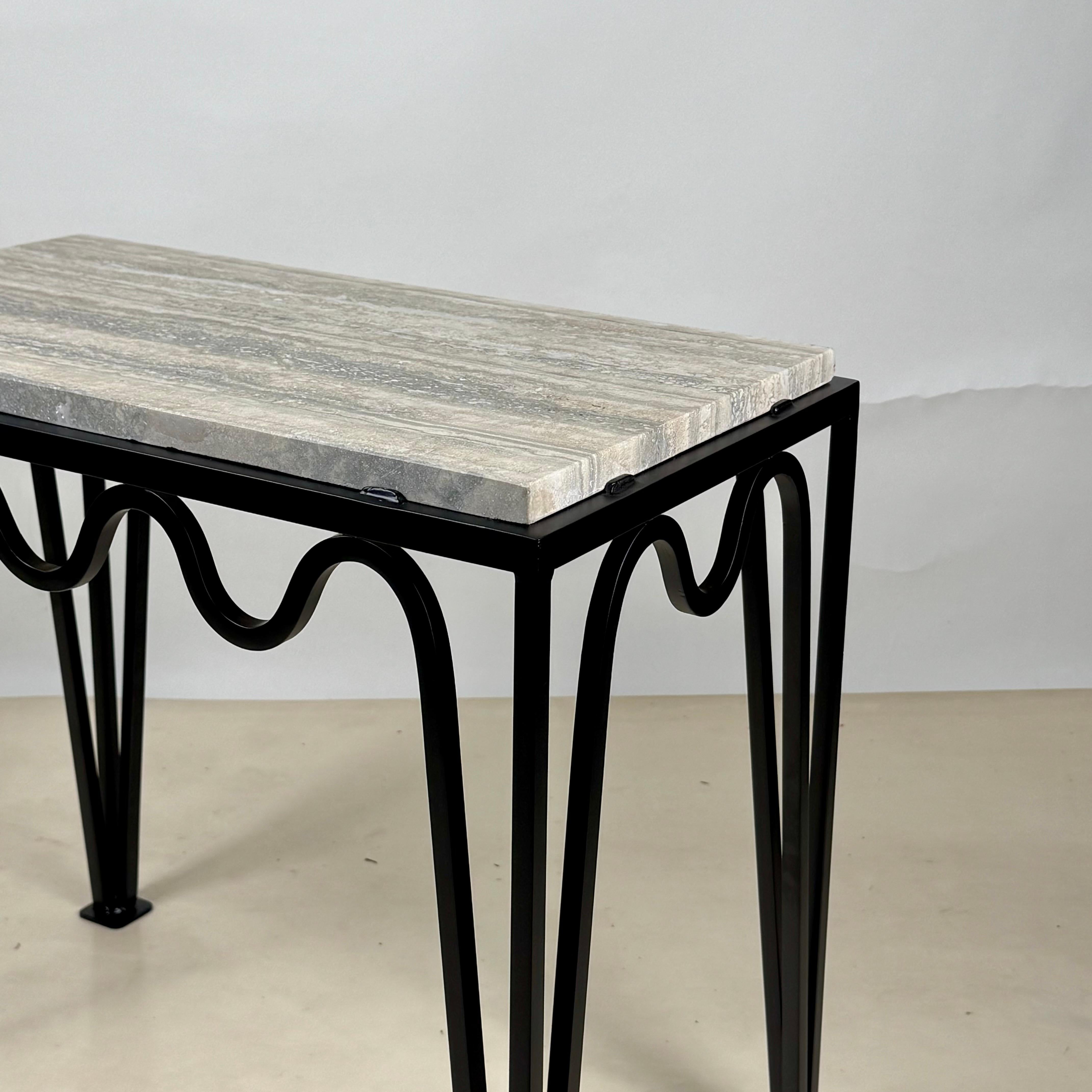 Ferro Tavolino 'Méandre' in ferro nero e travertino argento di Design Frères in vendita