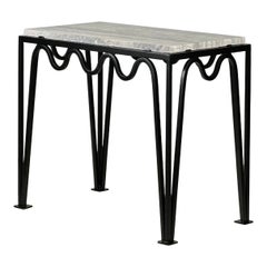 Tavolino 'Méandre' in ferro nero e travertino argento di Design Frères
