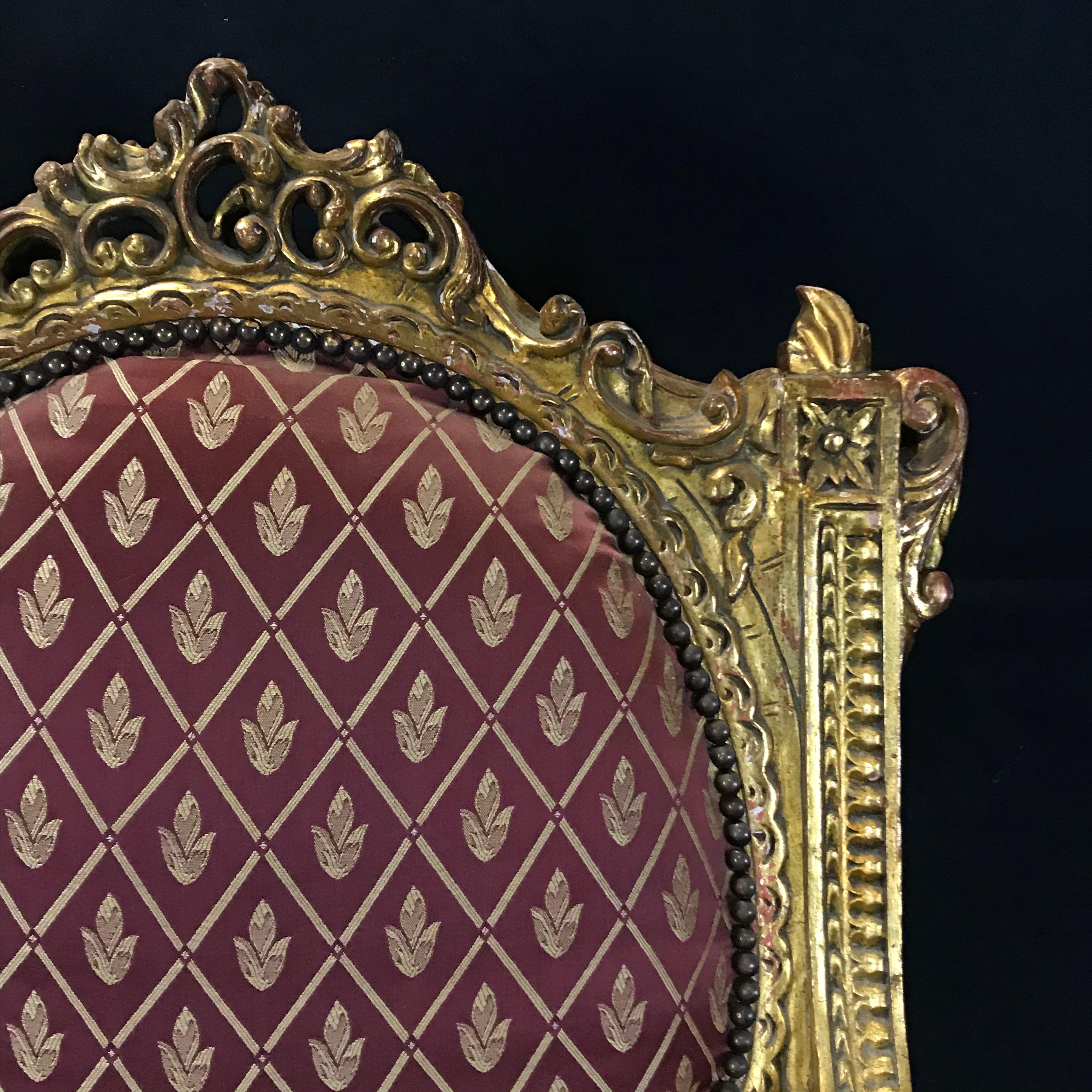 Fauteuil en bois doré de style Louis XV français Meant for Royalty en vente 5