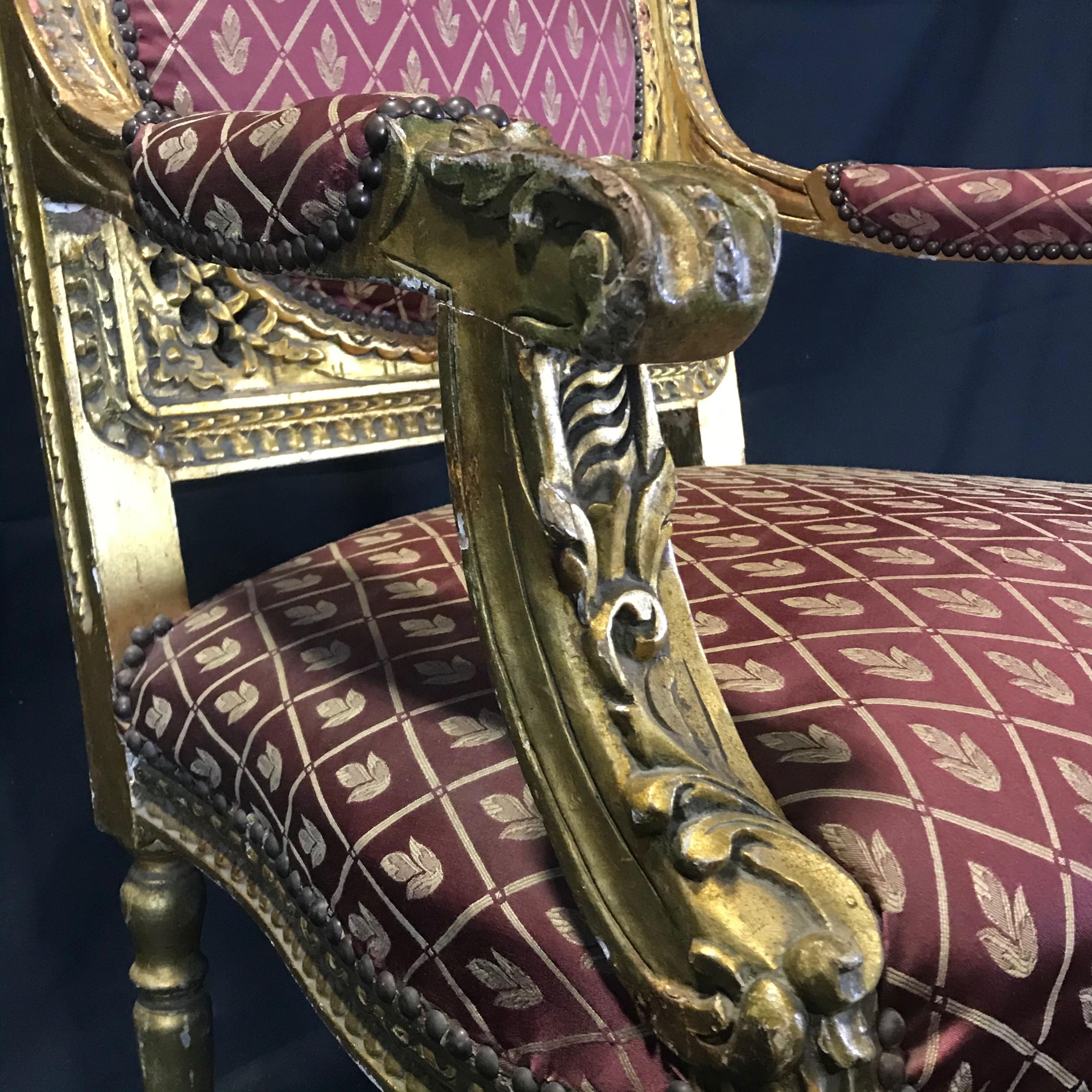 Fauteuil Louis XV français du XIXe siècle, sculpté et orné d'une finition dorée d'origine, tapissé de soie bourgogne fantaisie.
 
#4481
Mesures : H siège 19