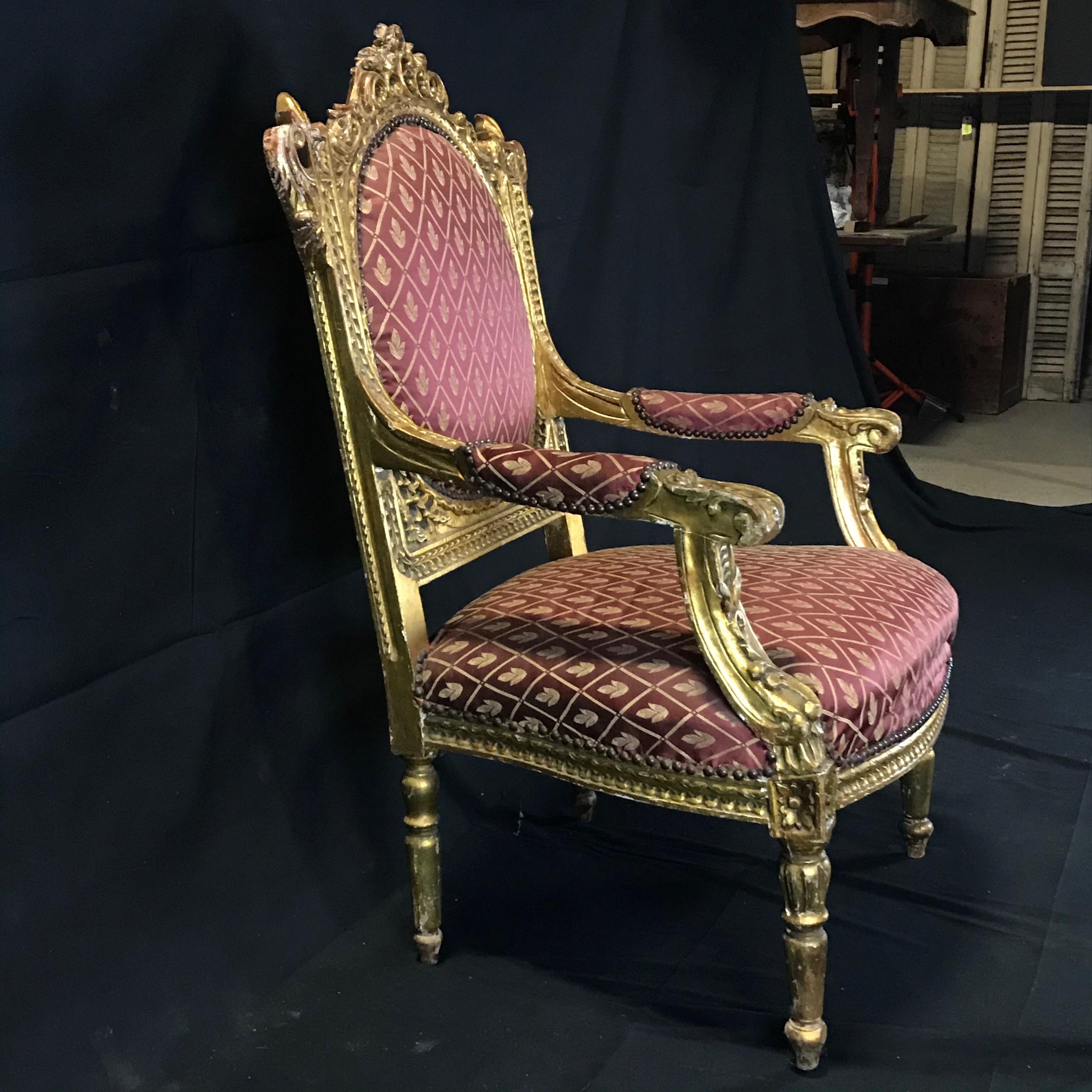 XIXe siècle Fauteuil en bois doré de style Louis XV français Meant for Royalty en vente
