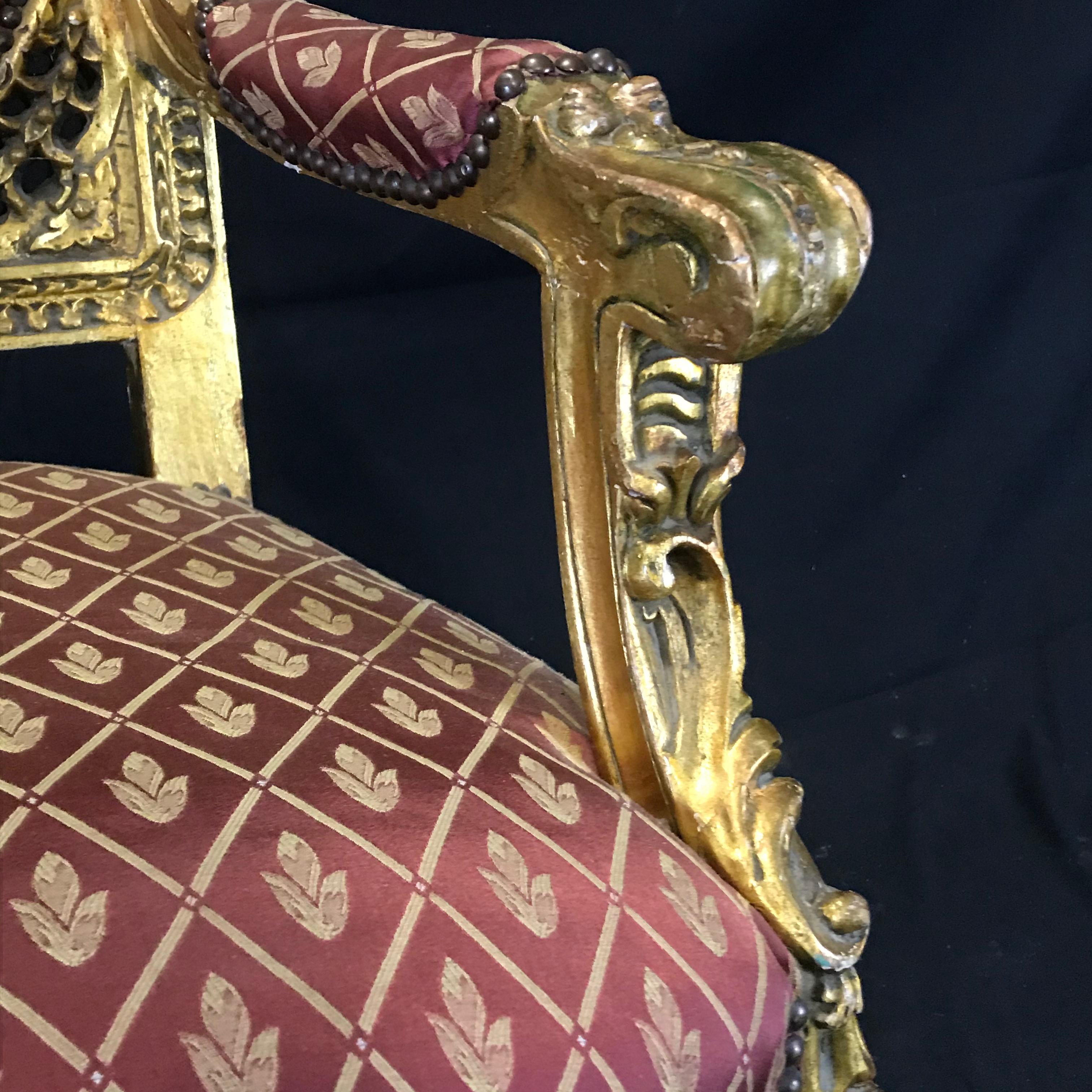 Fauteuil en bois doré de style Louis XV français Meant for Royalty en vente 1