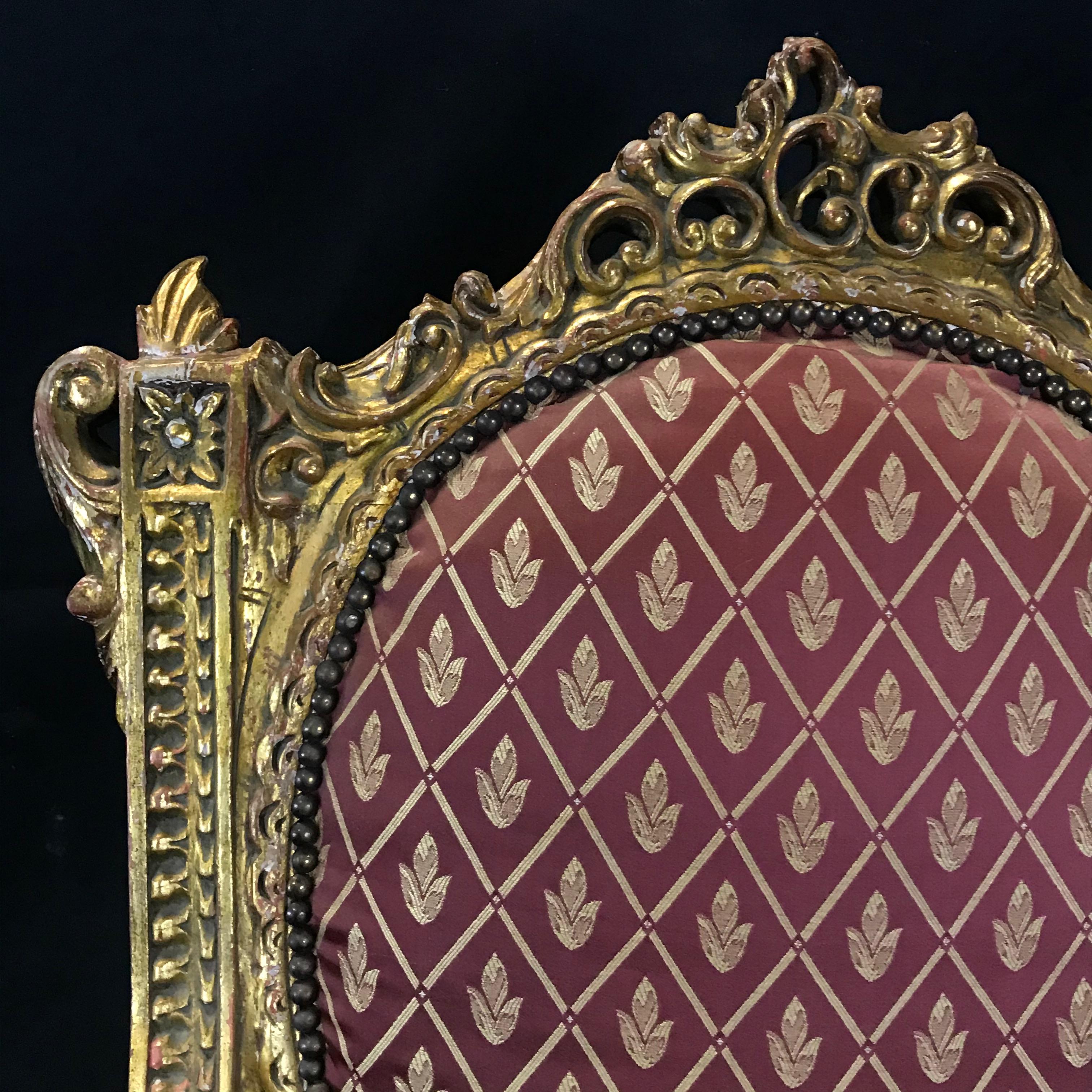Fauteuil en bois doré de style Louis XV français Meant for Royalty en vente 2