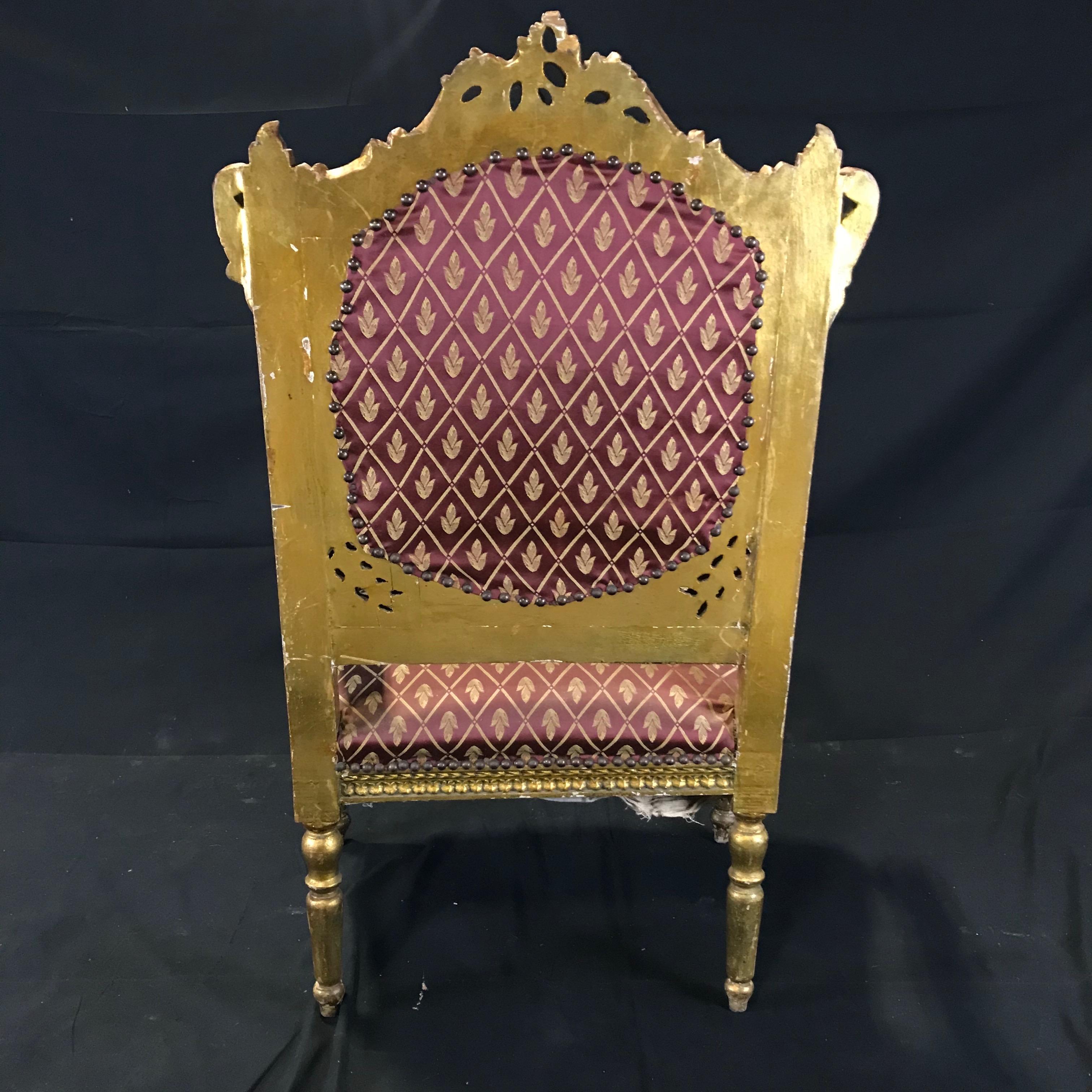 Fauteuil en bois doré de style Louis XV français Meant for Royalty en vente 3
