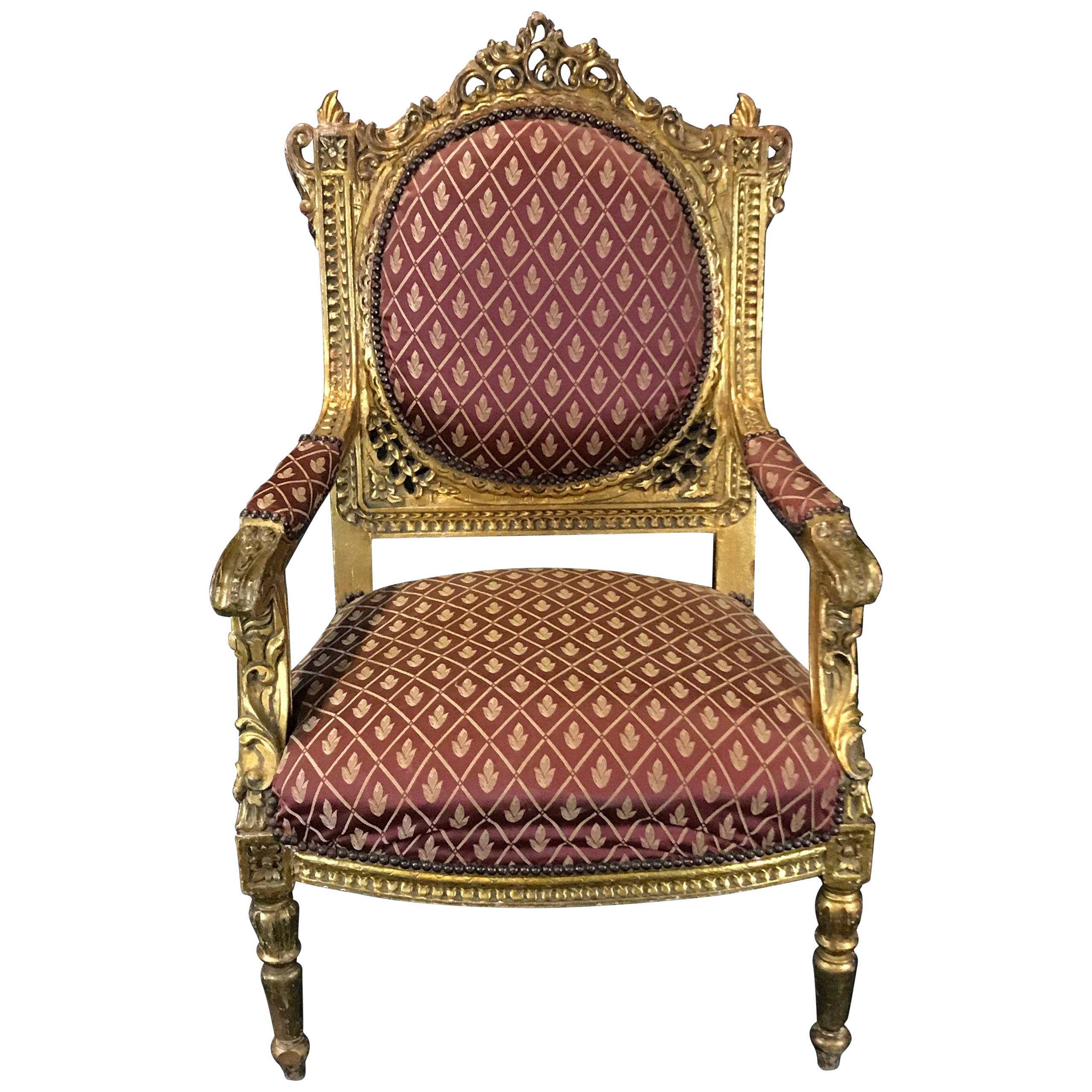 Fauteuil en bois doré de style Louis XV français Meant for Royalty en vente