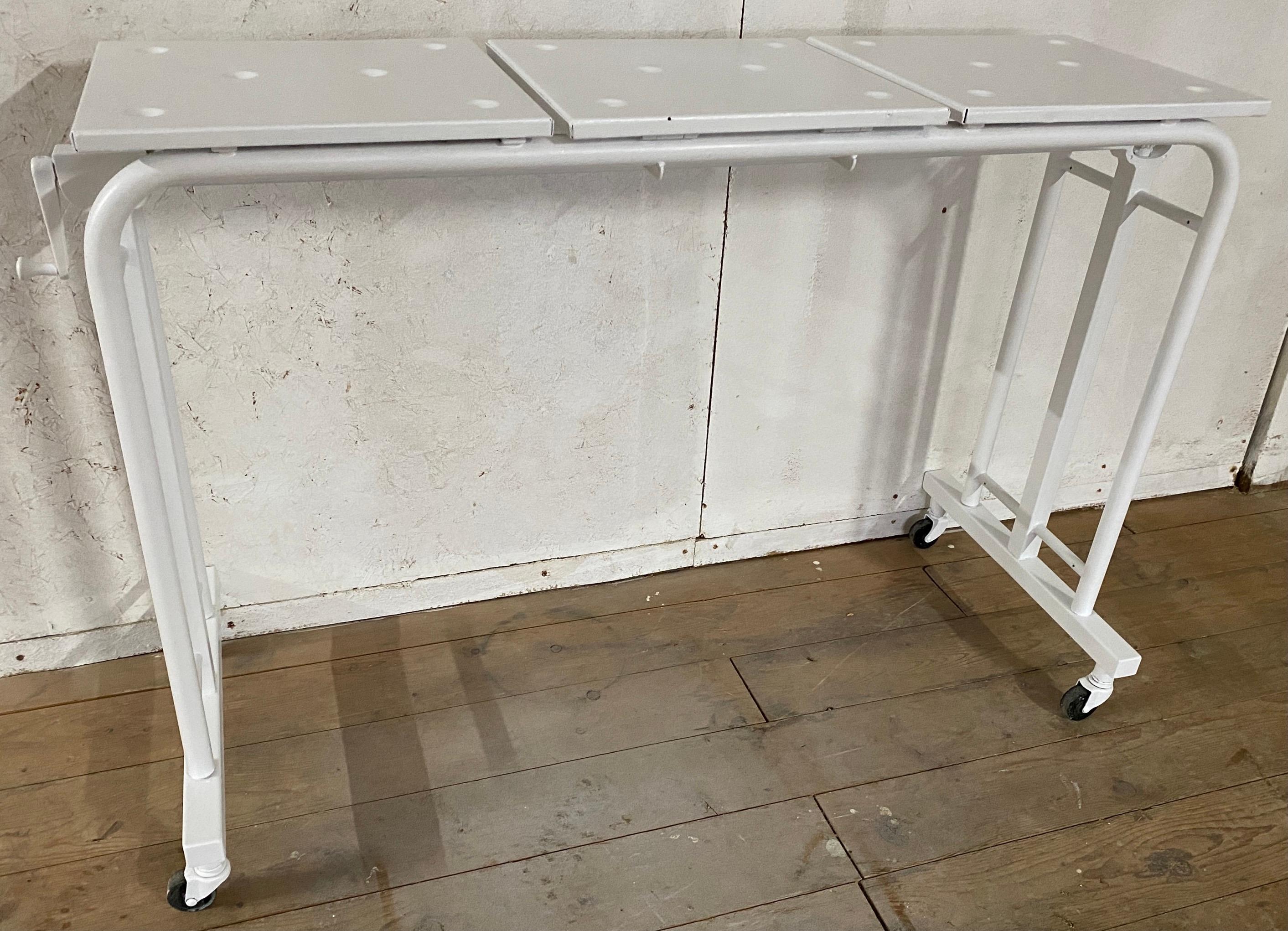 Maße 1920er Jahre Überbett Hospital Bett Nachttisch (Nordamerikanisch) im Angebot