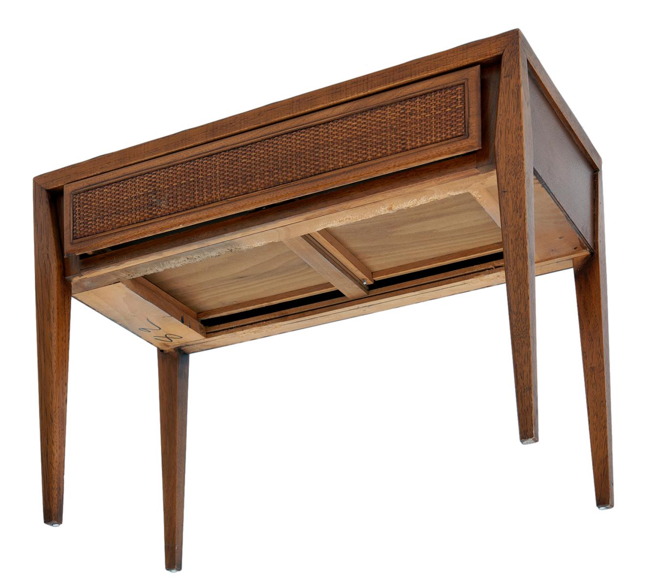 Noyer Table en noyer du milieu du siècle avec tiroir en osier par Century en vente