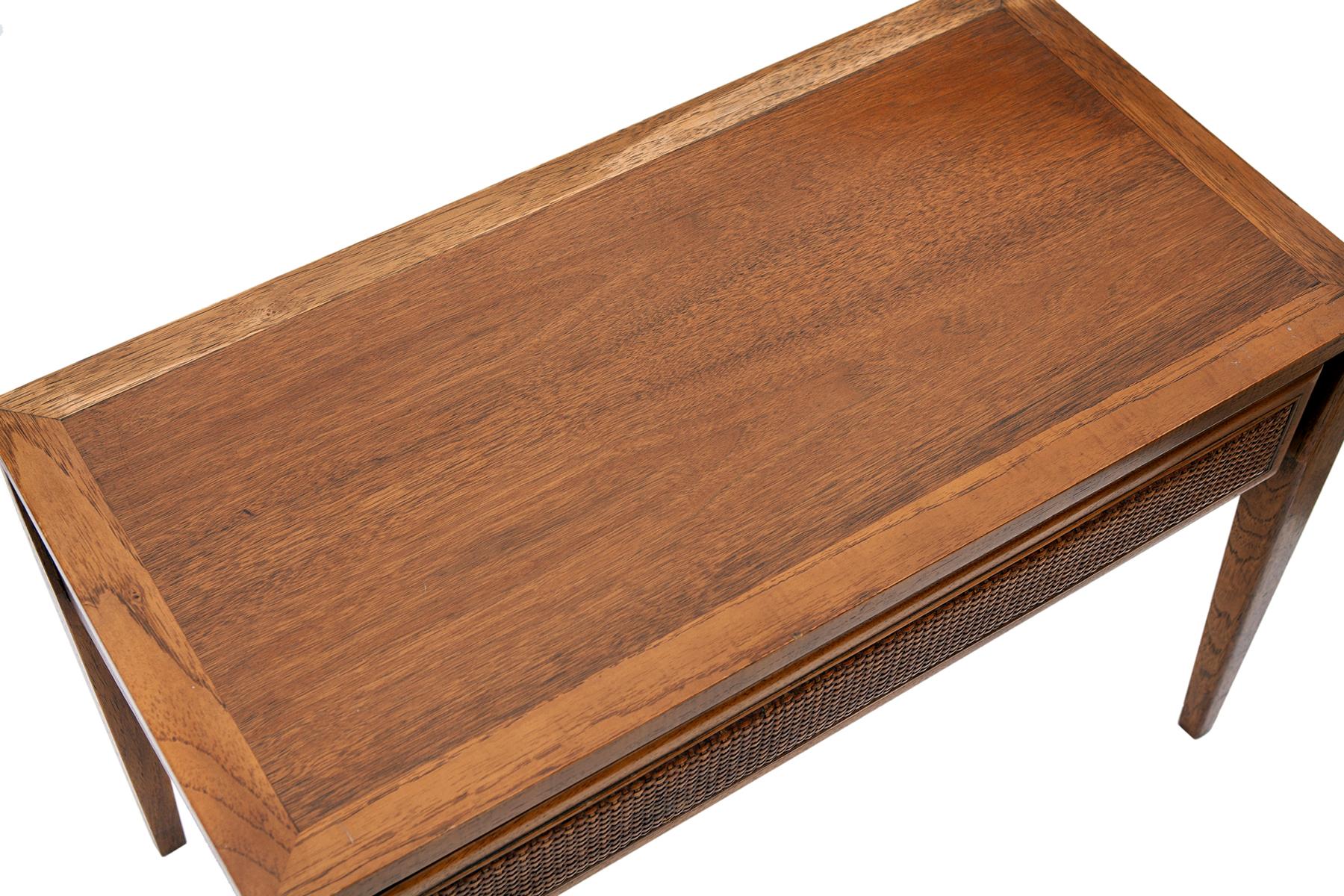 Table en noyer du milieu du siècle avec tiroir en osier par Century en vente 2