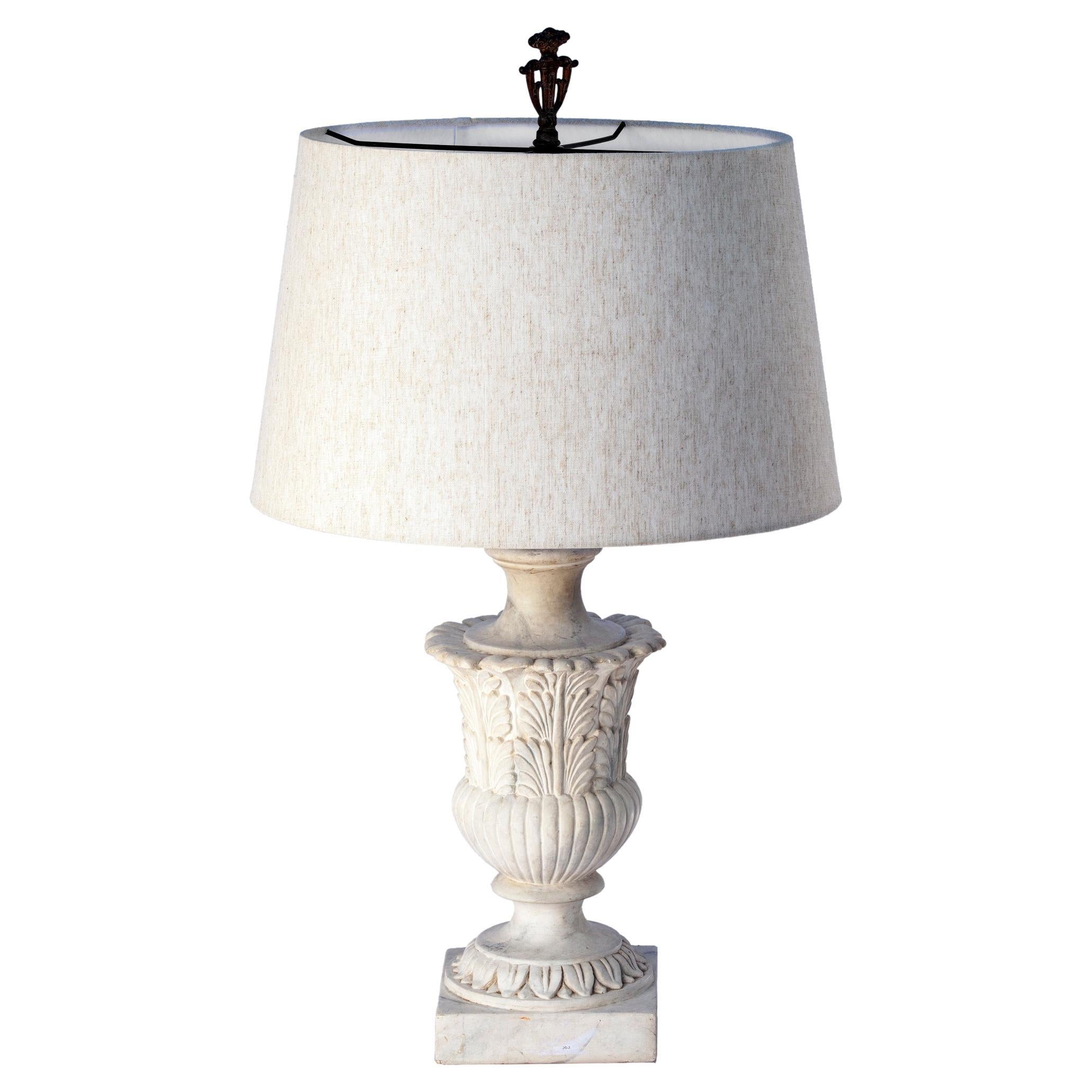 Lampe aus weißem Marmor mit weißem Leinenschirm