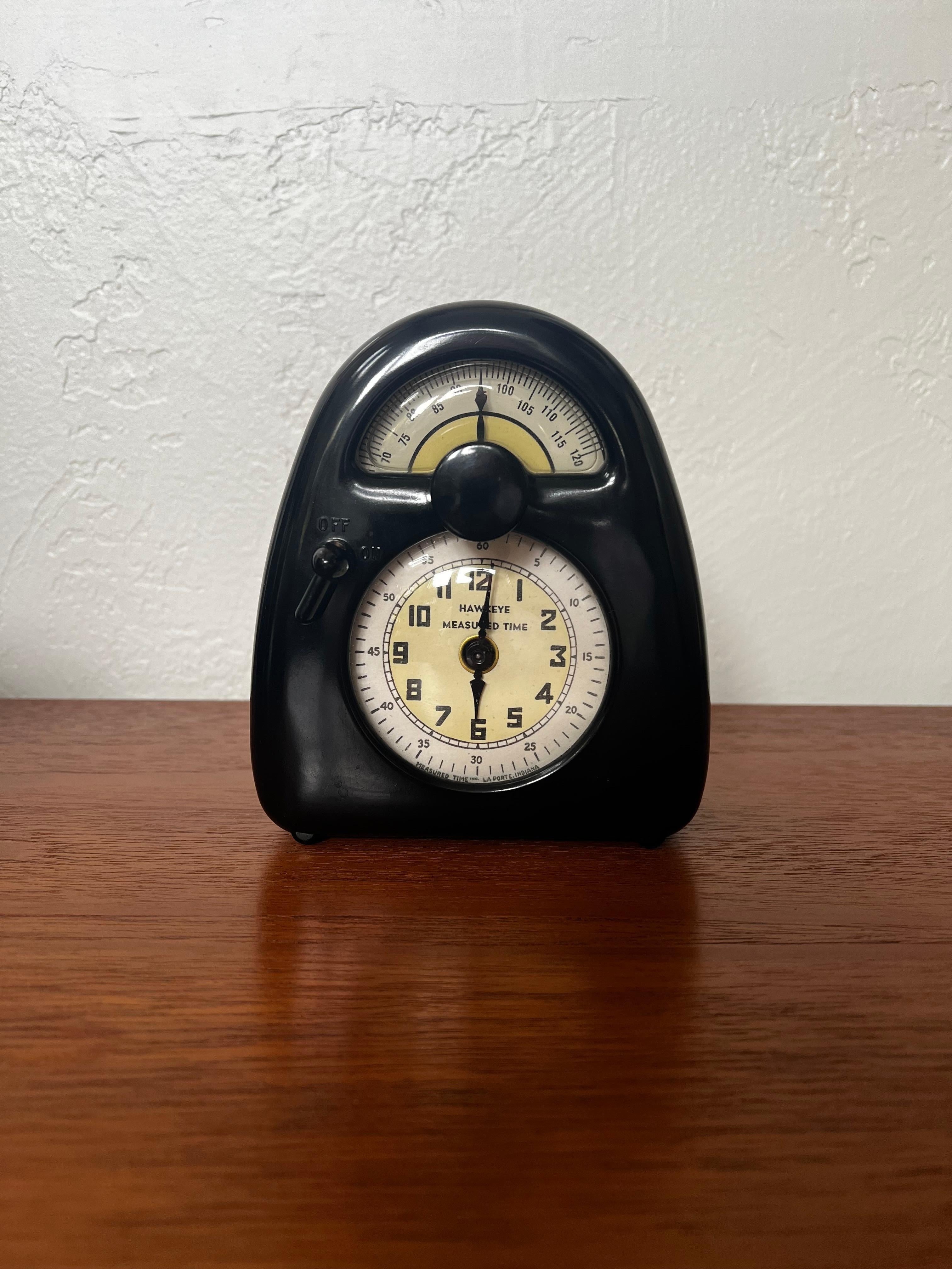 Die Hawkeye Measure Time Clock Timer, ein Meisterwerk von Isamu Noguchi, ist ein Zeugnis für Form und Funktion. Das tadellos funktionierende Zeitmessgerät wurde einer professionellen Prüfung unterzogen, die Präzision und Zuverlässigkeit