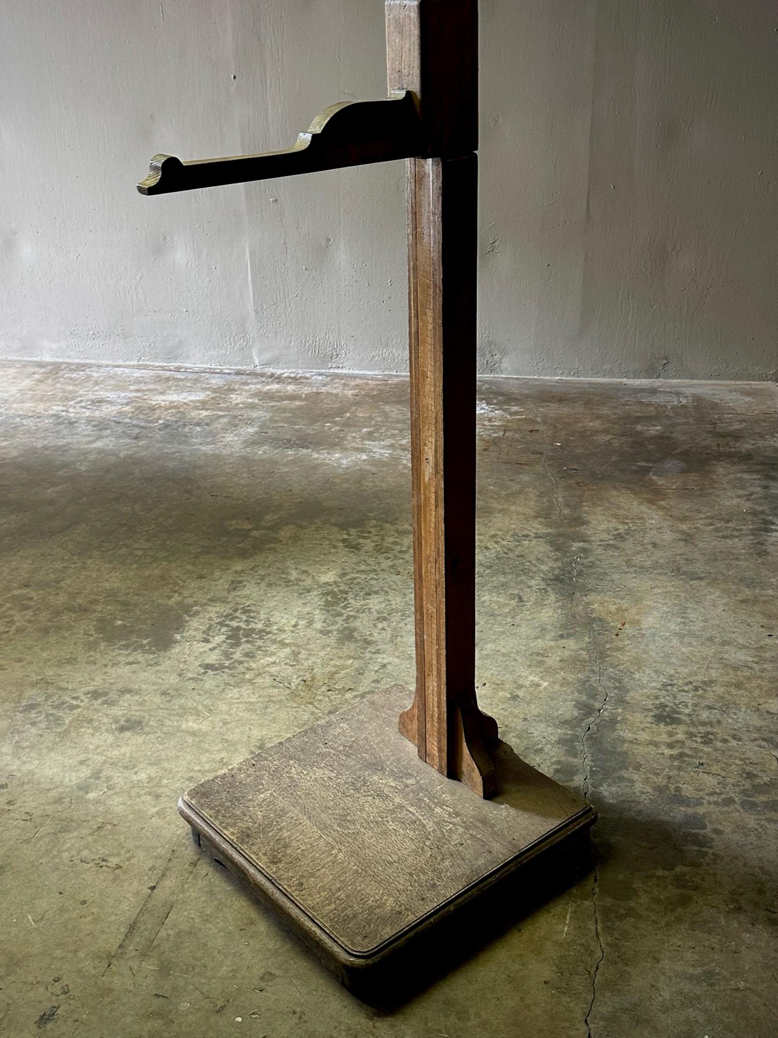 Measuring stand in wood

France, circa 1900

Dimensions: 20W x 20D x 95H