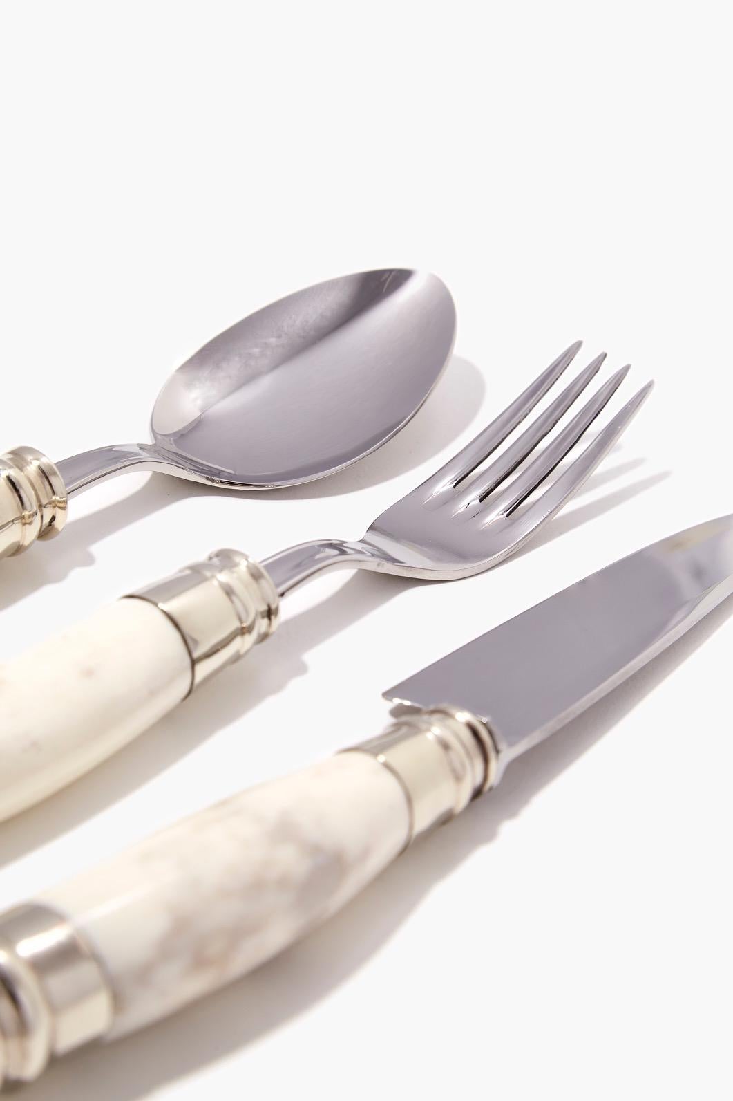 Cuchillos para Cortar Carne, Juego con Caja, Cuerno Pulido y Plata de Alpaca Argentino en venta