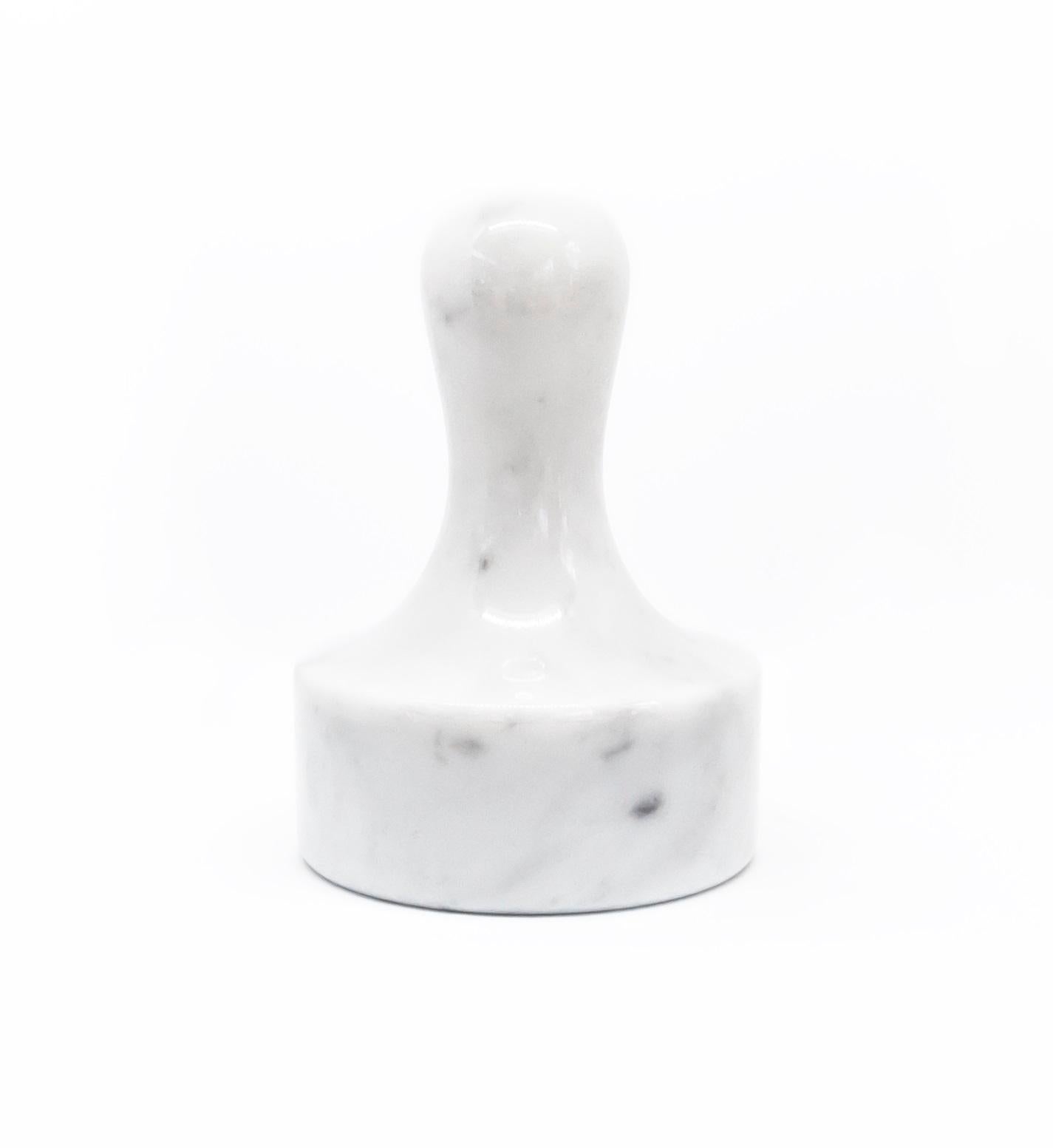 Fleischklopfer aus weißem Carrara-Marmor.

Jedes Stück ist in gewisser Weise einzigartig (da jeder Marmorblock unterschiedliche Maserungen und Schattierungen aufweist) und wird in Italien handgefertigt. Geringfügige Abweichungen in Form, Farbe und