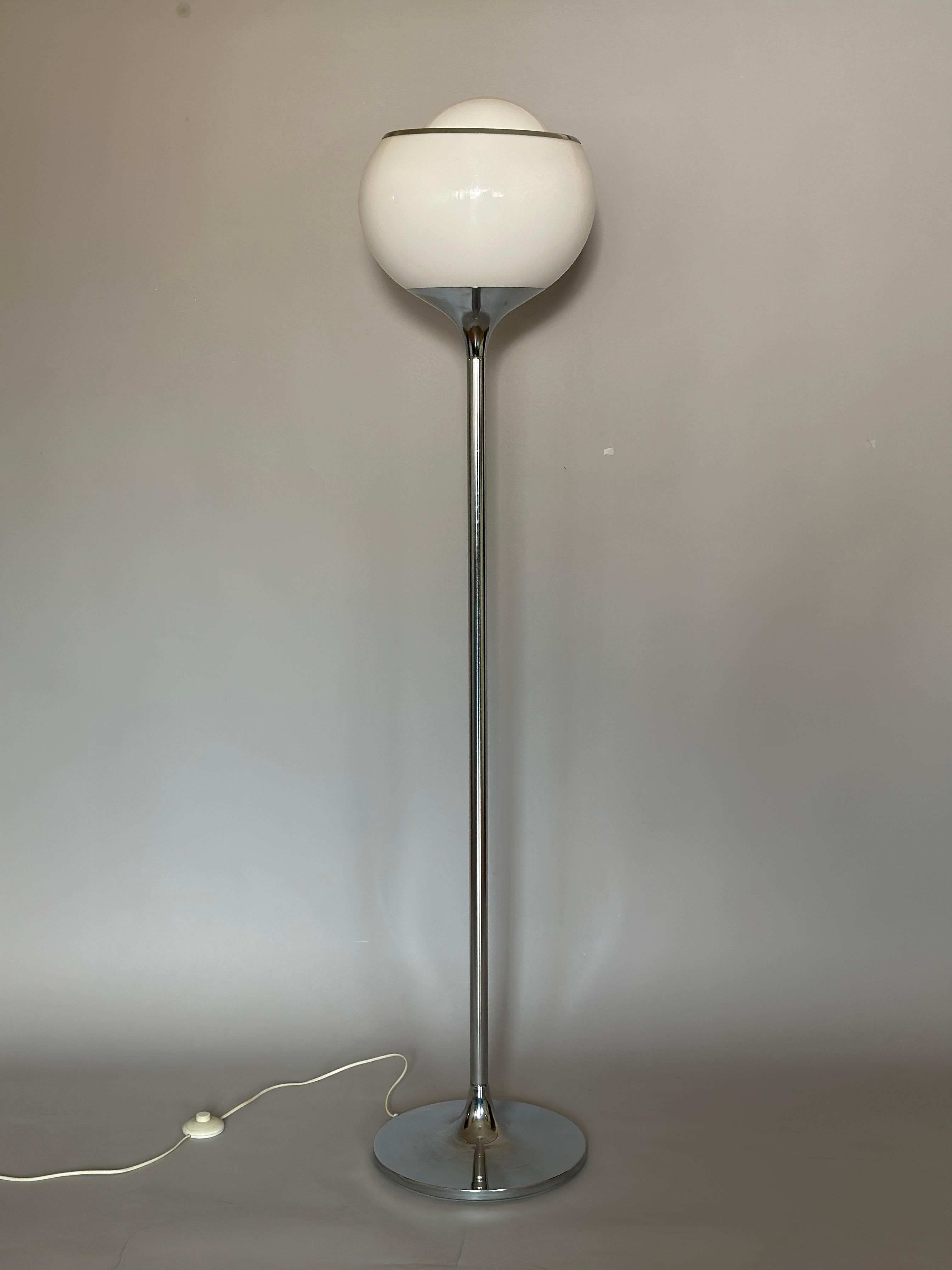 Meblo, Guzzini Bub-Stehlampe, 1970er Jahre im Angebot 1