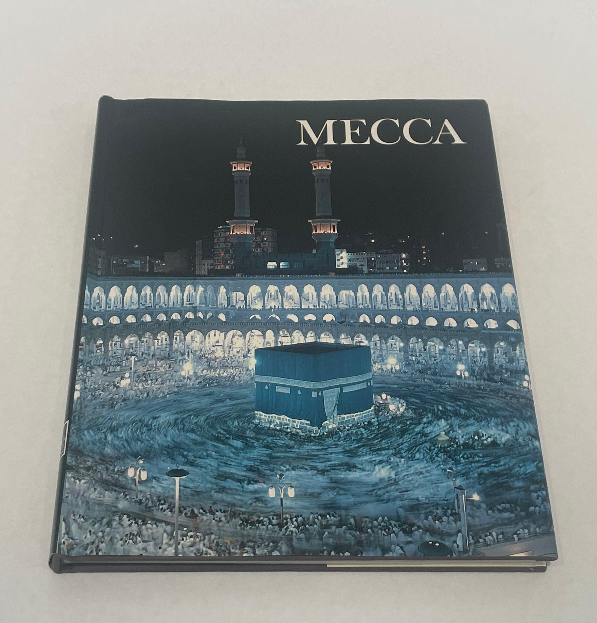Mecca Wonders of Man Hardcover by Desmond Stewart and Mohamed Amin 1980.Chronique l'histoire de la ville de La Mecque, en considérant comment elle est devenue la ville sacrée des musulmans et comment elle a progressé à travers les âges, et présente