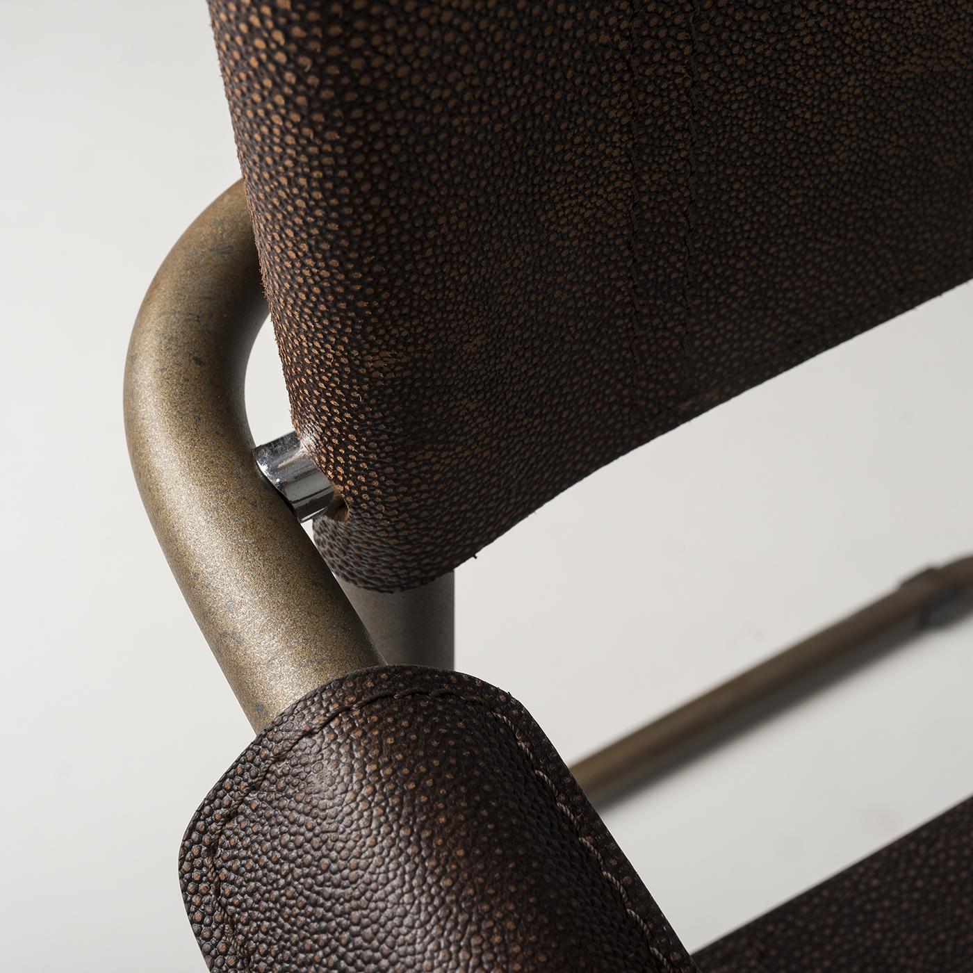 The light and simple lines of this iconic cantilever seat are re-edited and reinterpreted with the use of etching on the metal structure and very particular leather, transporting this object in a dimension with a vintage flavor.