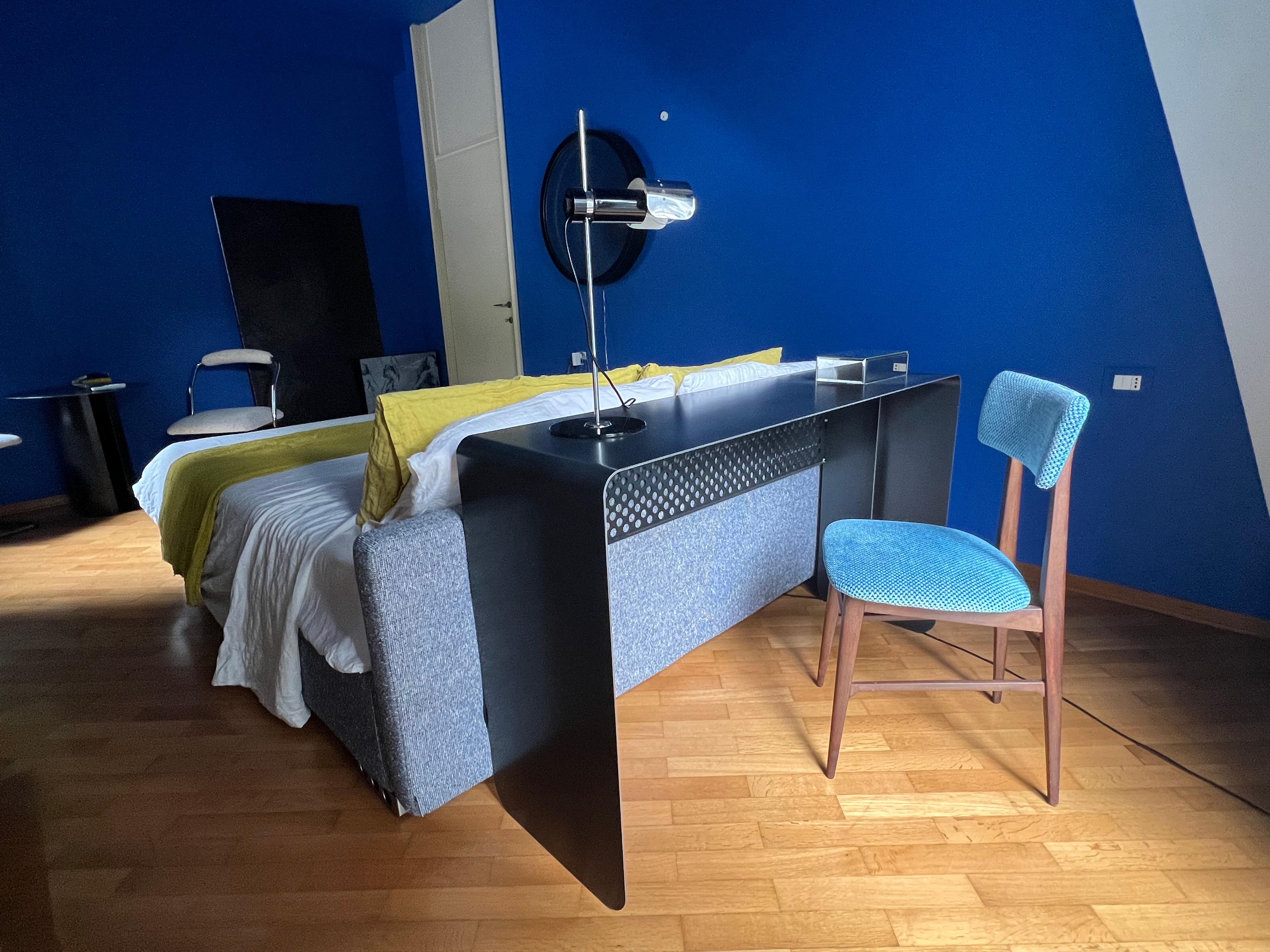 Spinzi Meccano - Bedroom Desk - Headboard Writing Table

Headboard-Desk from Spinzi's Meccano collection, designed to be placed behind a queen size double bed to provide a comfortable desk/writing space directly in the bedroom.

Crafted from a