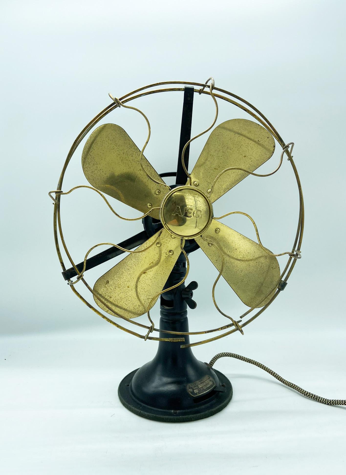 Beautiful and iconic AEG model NOVU2 table fan in perfect condition, designed by architect Peter Behrens in 1908 for the Allgemeine Elektricitats Gesellshaft (A.E.G). Peter Behrens has been appointed AEG Artistic Consultant. And for his work at AEG,