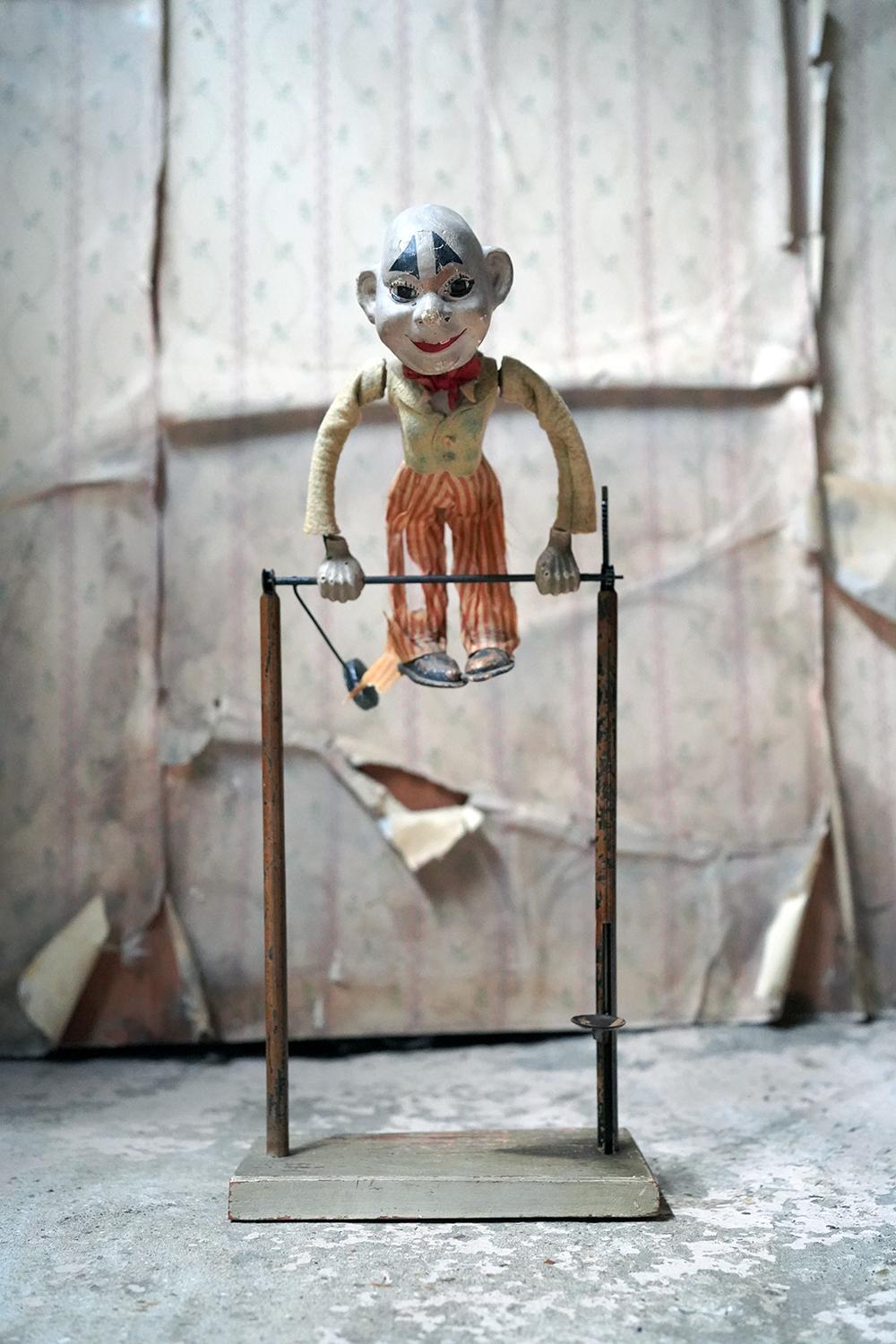 Mechanical Hand-Crank Acrobatic Clown, c.1895-1910 In Fair Condition In Bedford, Bedfordshire