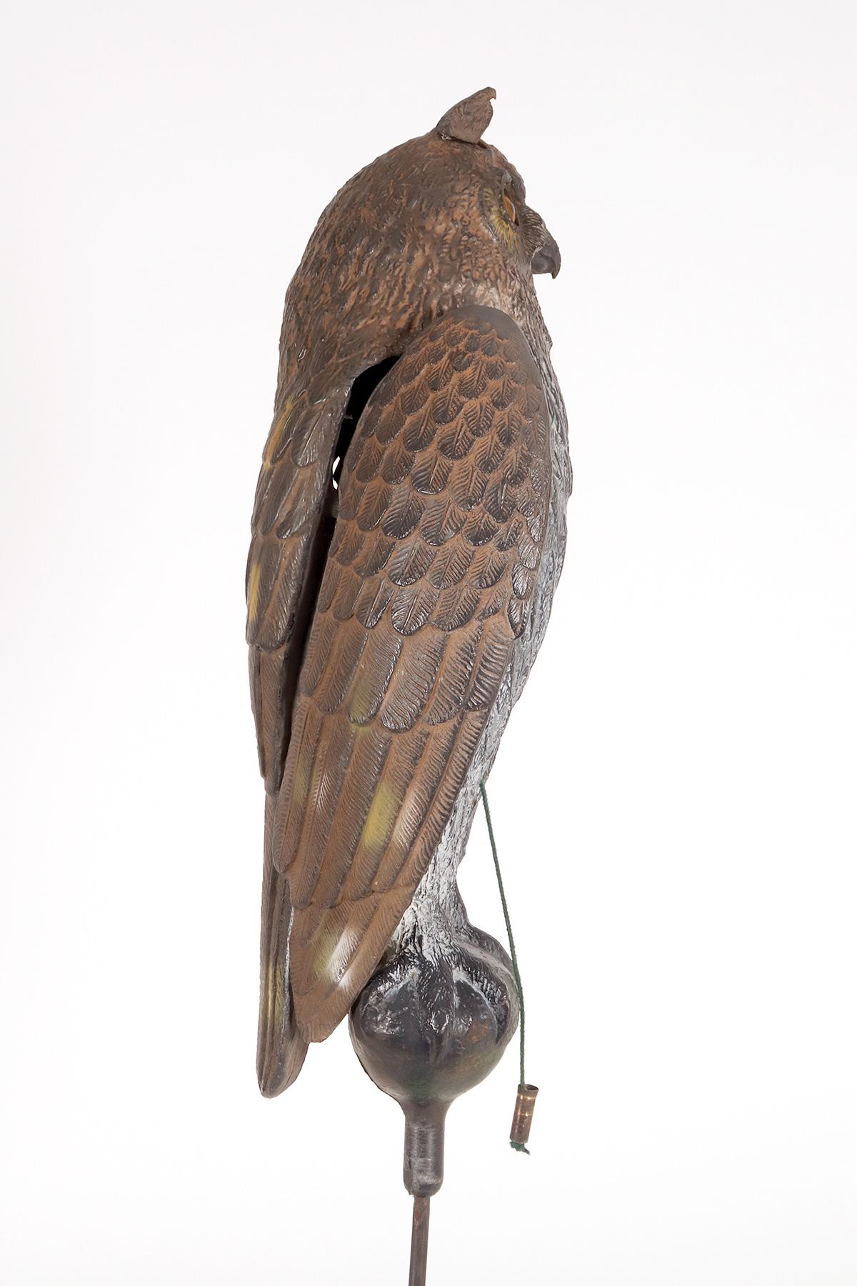 Appeau de chasse mécanique en forme de hibou, Italie, années 1950. en vente 4