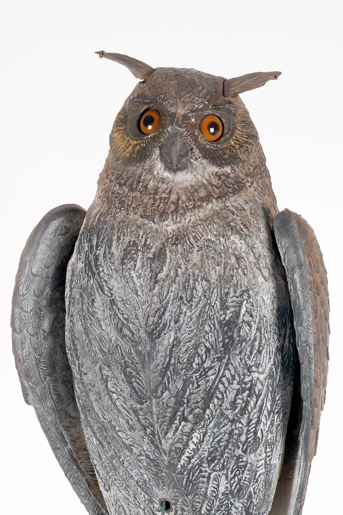 Appeau de chasse mécanique en forme de hibou, Italie, années 1950. en vente 6