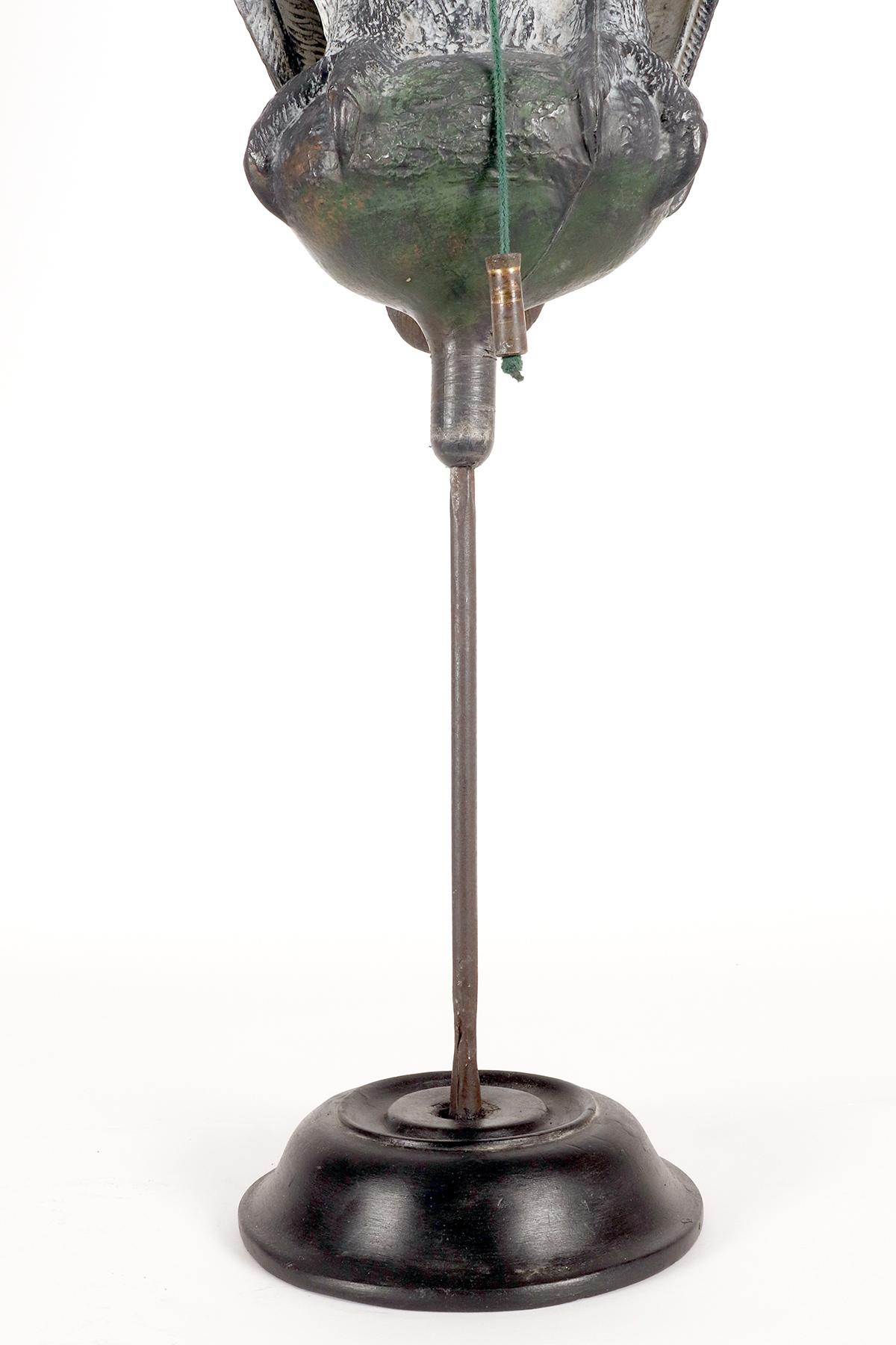 Appeau de chasse mécanique en forme de hibou, Italie, années 1950. en vente 8