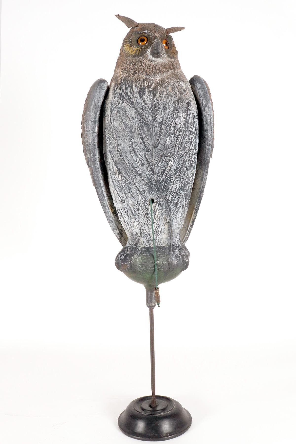 Appeau de chasse mécanique en forme de hibou, Italie, années 1950. Bon état - En vente à Milan, IT