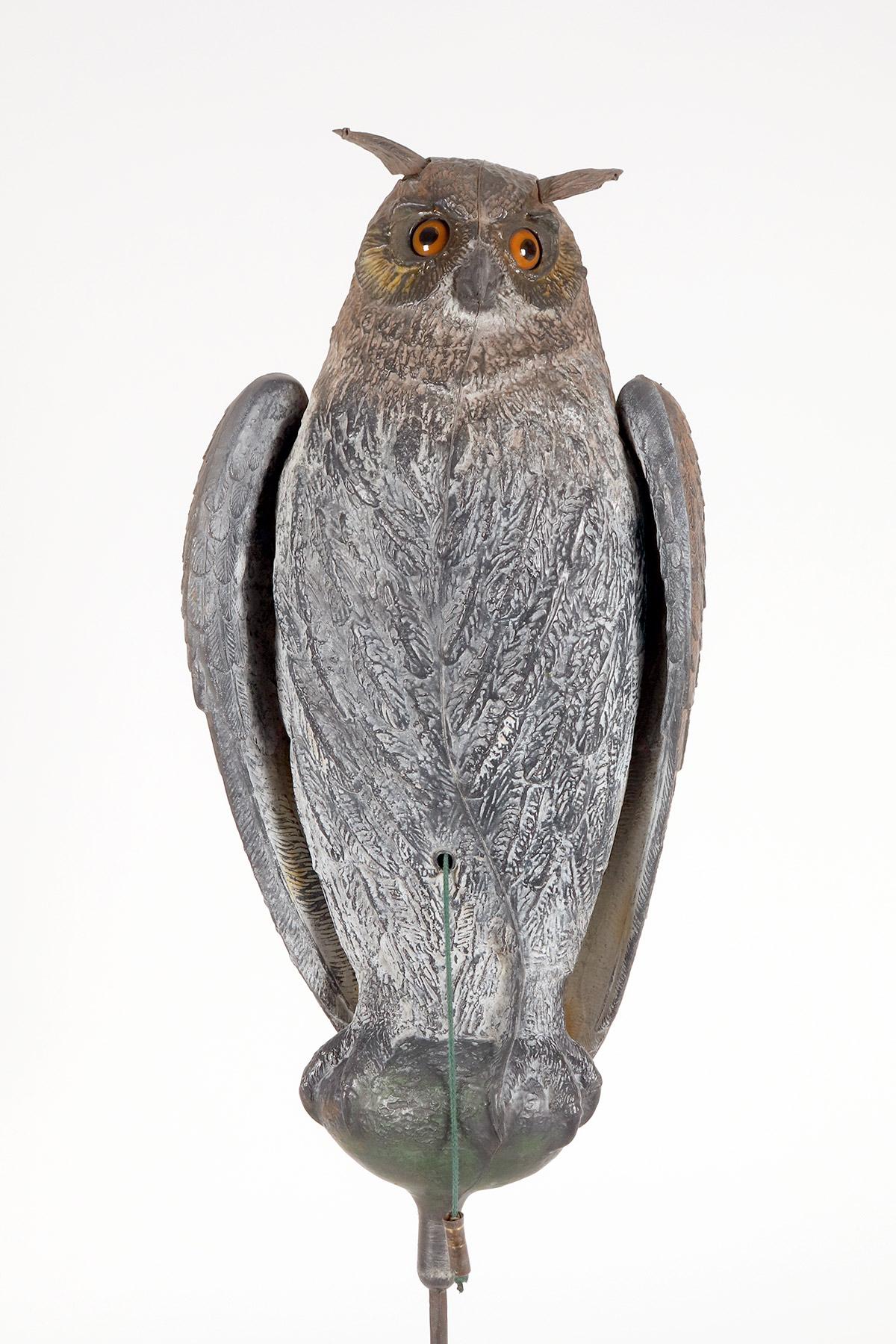 20ième siècle Appeau de chasse mécanique en forme de hibou, Italie, années 1950. en vente