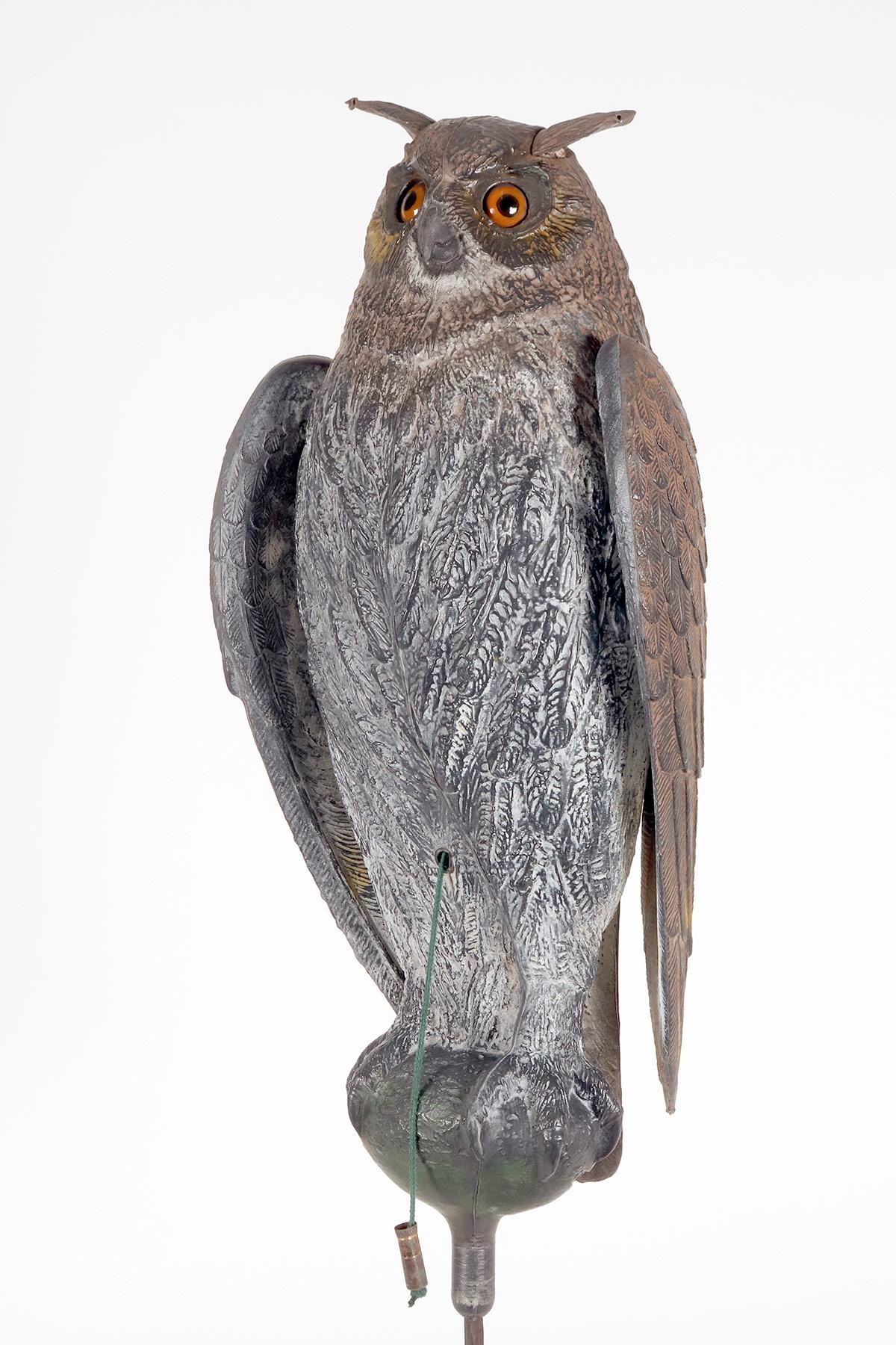 Appeau de chasse mécanique en forme de hibou, Italie, années 1950. en vente 1