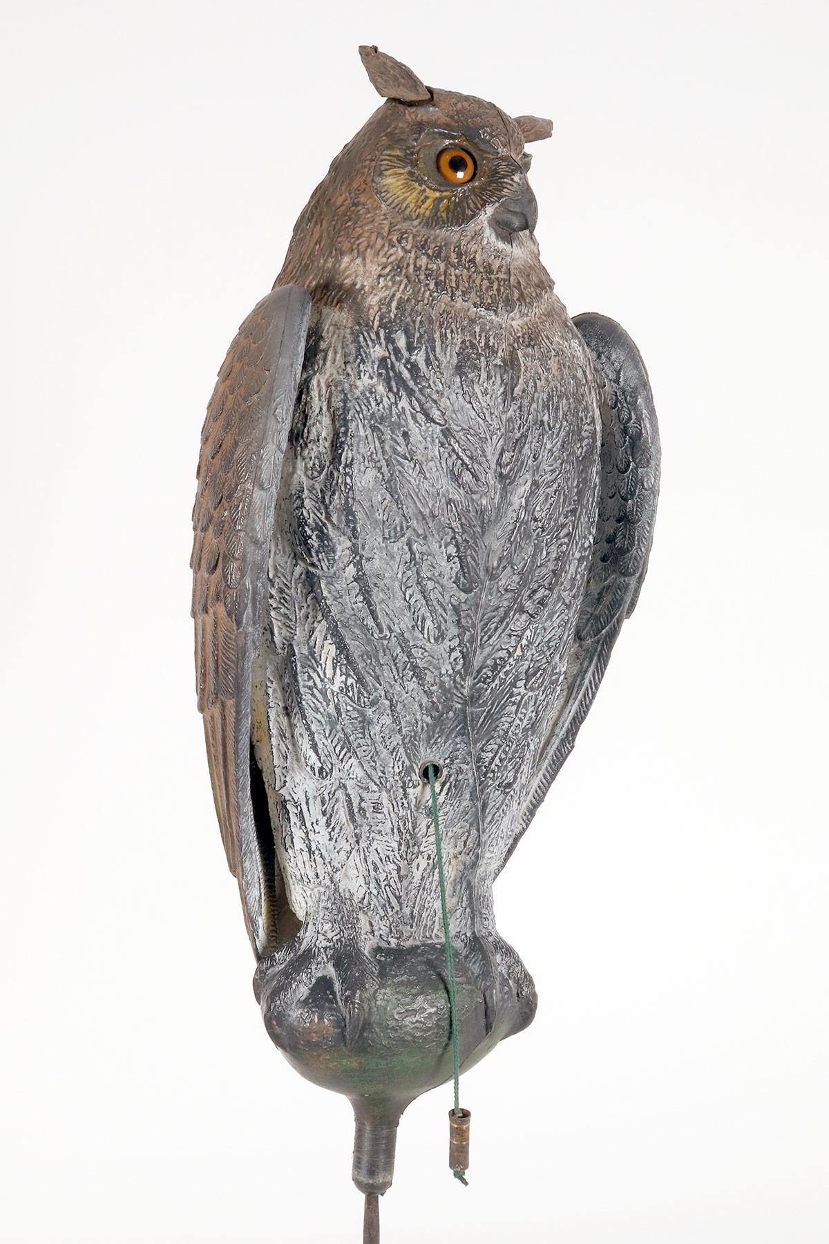 Appeau de chasse mécanique en forme de hibou, Italie, années 1950. en vente 2