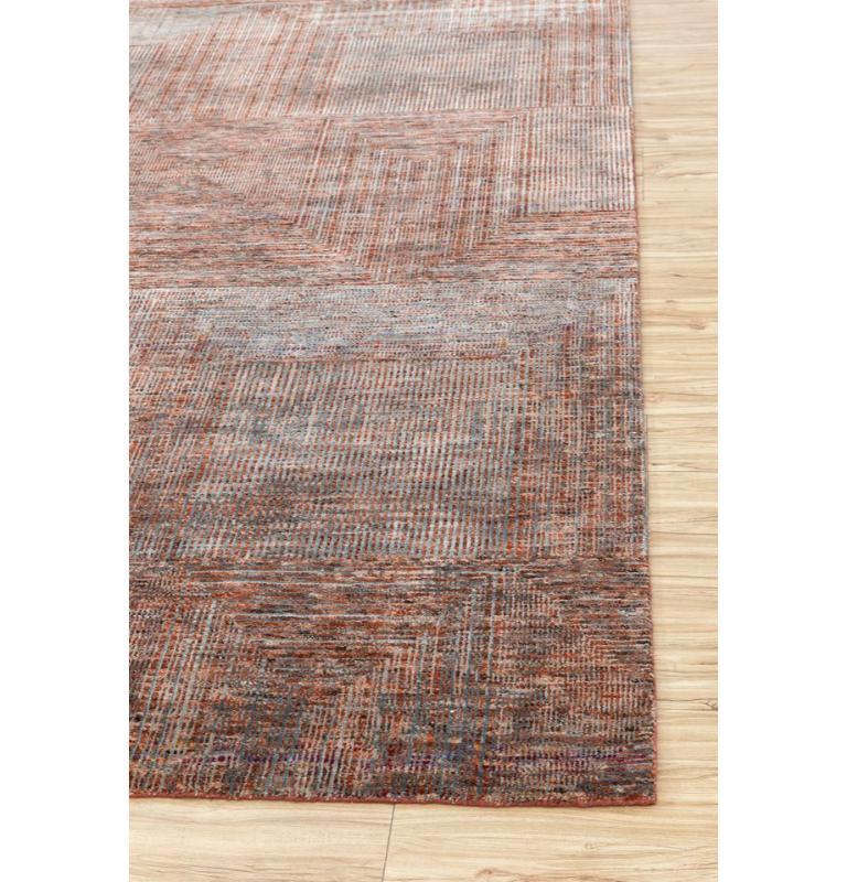 Mechanical Melodies Merlot Rot & Stein Blau 240x300 cm Handgeknüpfter Teppich (Moderne) im Angebot