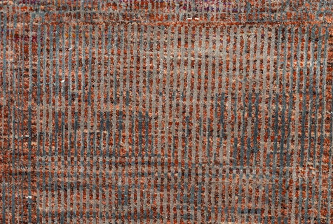 Mechanical Melodies Merlot Rot & Stein Blau 240x300 cm Handgeknüpfter Teppich (Indisch) im Angebot