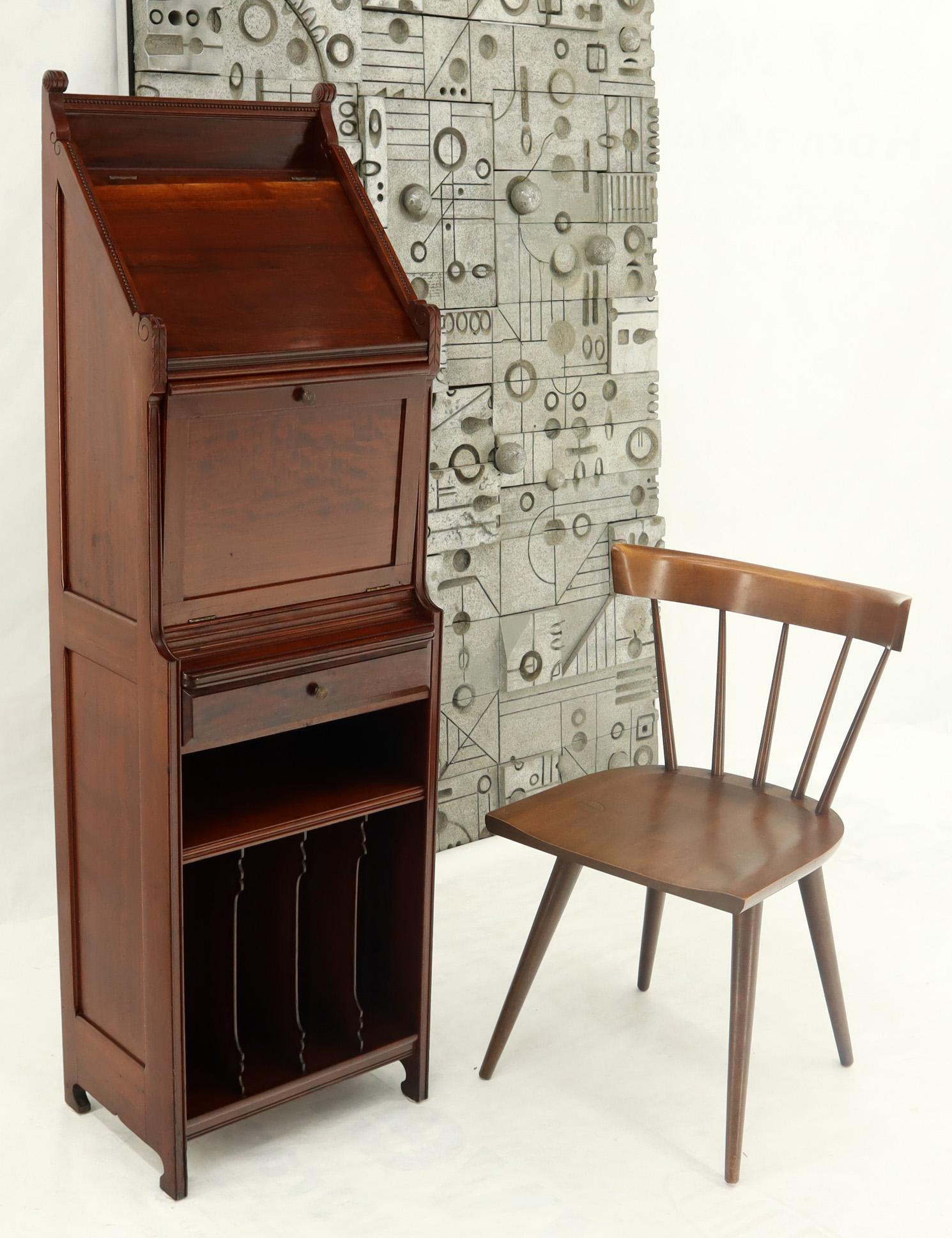 Eastlake Meuble de rangement de rangement pour instruments de musique mécanique avec support pour chanteurs en acajou massif en vente