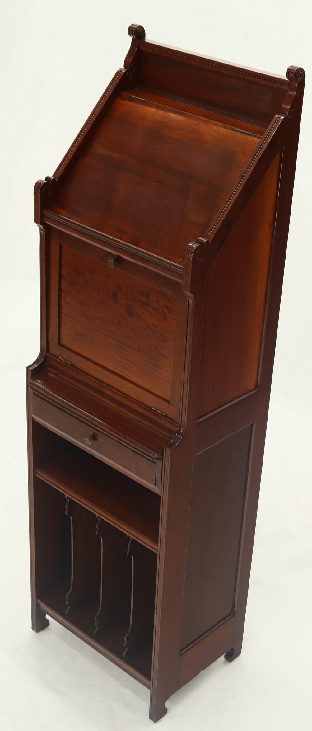 Meuble de rangement de rangement pour instruments de musique mécanique avec support pour chanteurs en acajou massif Bon état - En vente à Rockaway, NJ