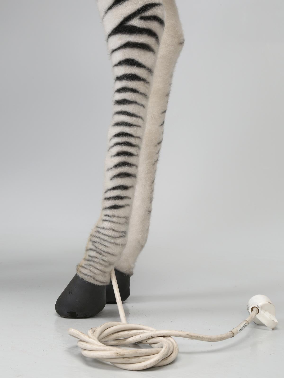 Mechanical or Animated Huge Stuffed Zebra, von Hansa, vier Fuß hoch im Angebot 11