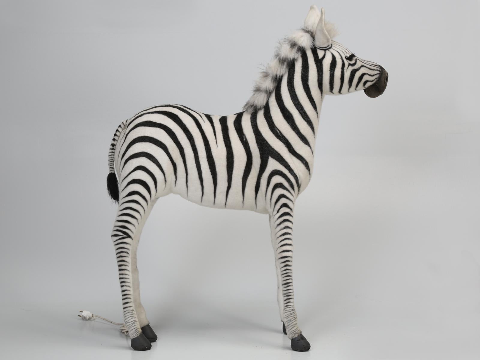 Mechanical or Animated Huge Stuffed Zebra, von Hansa, vier Fuß hoch (Philippinisch) im Angebot