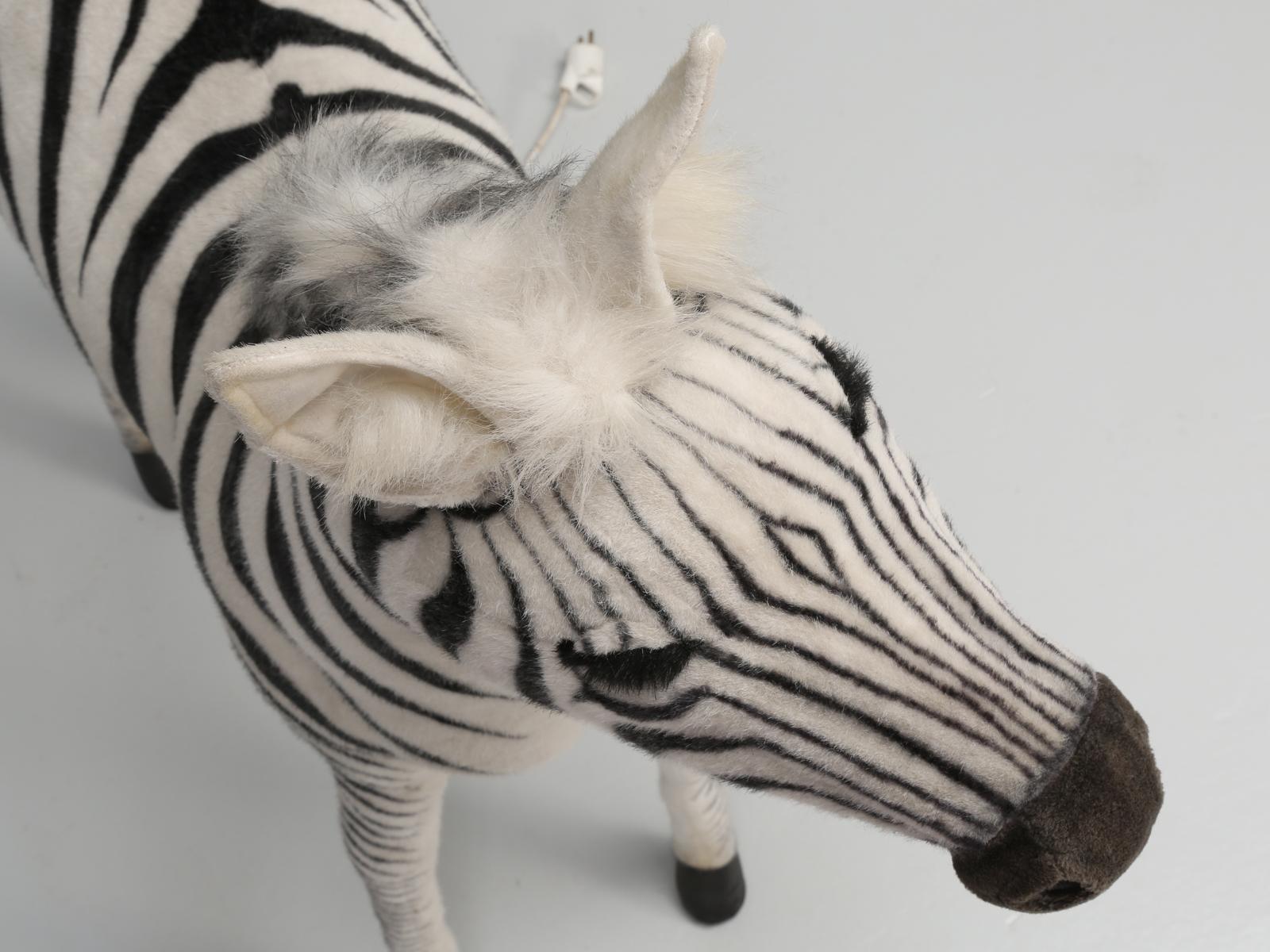 Mechanical or Animated Huge Stuffed Zebra, von Hansa, vier Fuß hoch (Handgefertigt) im Angebot