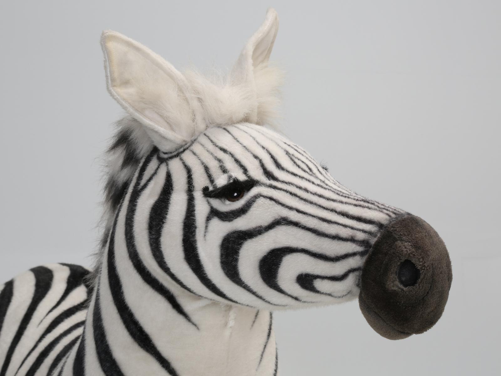 Mechanical or Animated Huge Stuffed Zebra, von Hansa, vier Fuß hoch im Zustand „Gut“ im Angebot in Chicago, IL