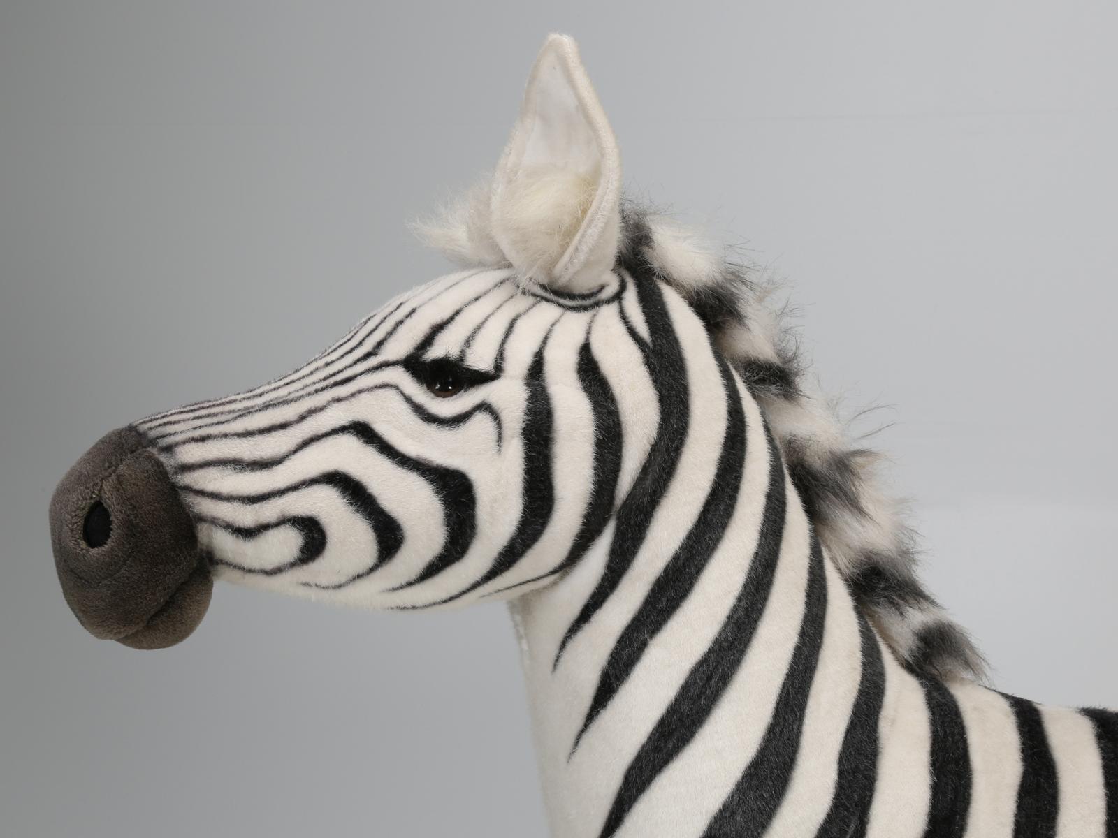 Mechanical or Animated Huge Stuffed Zebra, von Hansa, vier Fuß hoch (Ende des 20. Jahrhunderts) im Angebot