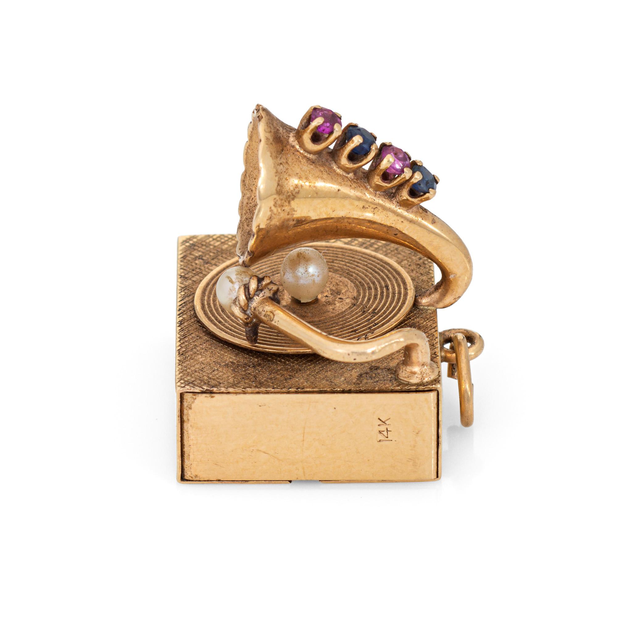 Rétro Pendentif en or 14k avec breloque tourne-disque mécanique Gemstone Vintage Wind Up en vente