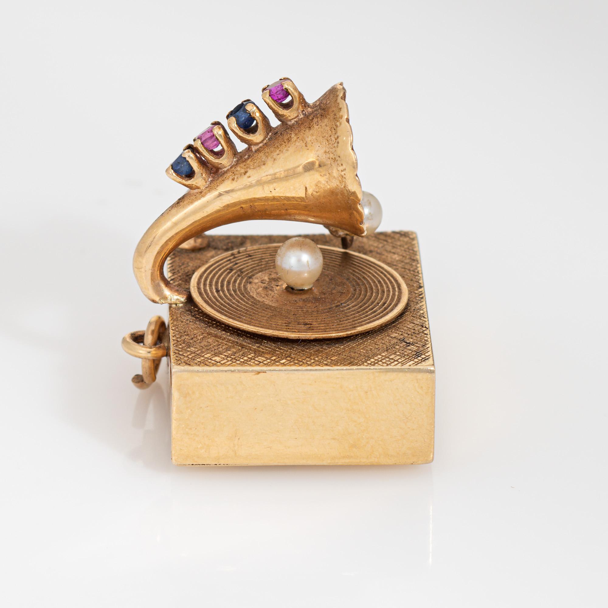 Taille ronde Pendentif en or 14k avec breloque tourne-disque mécanique Gemstone Vintage Wind Up en vente