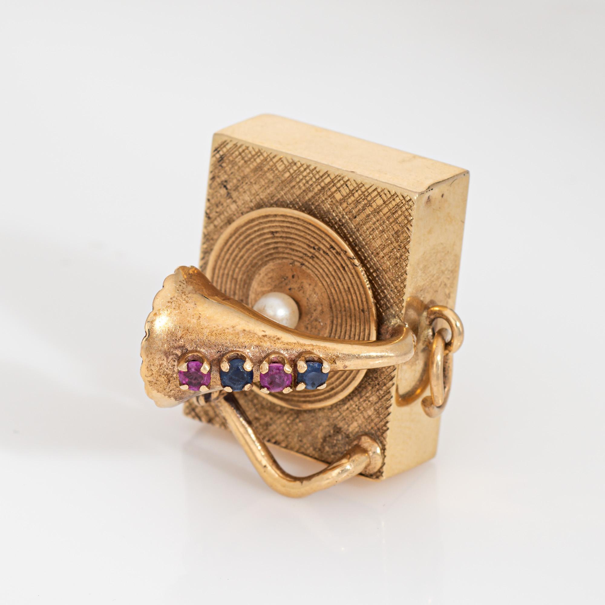 Pendentif en or 14k avec breloque tourne-disque mécanique Gemstone Vintage Wind Up en vente 1