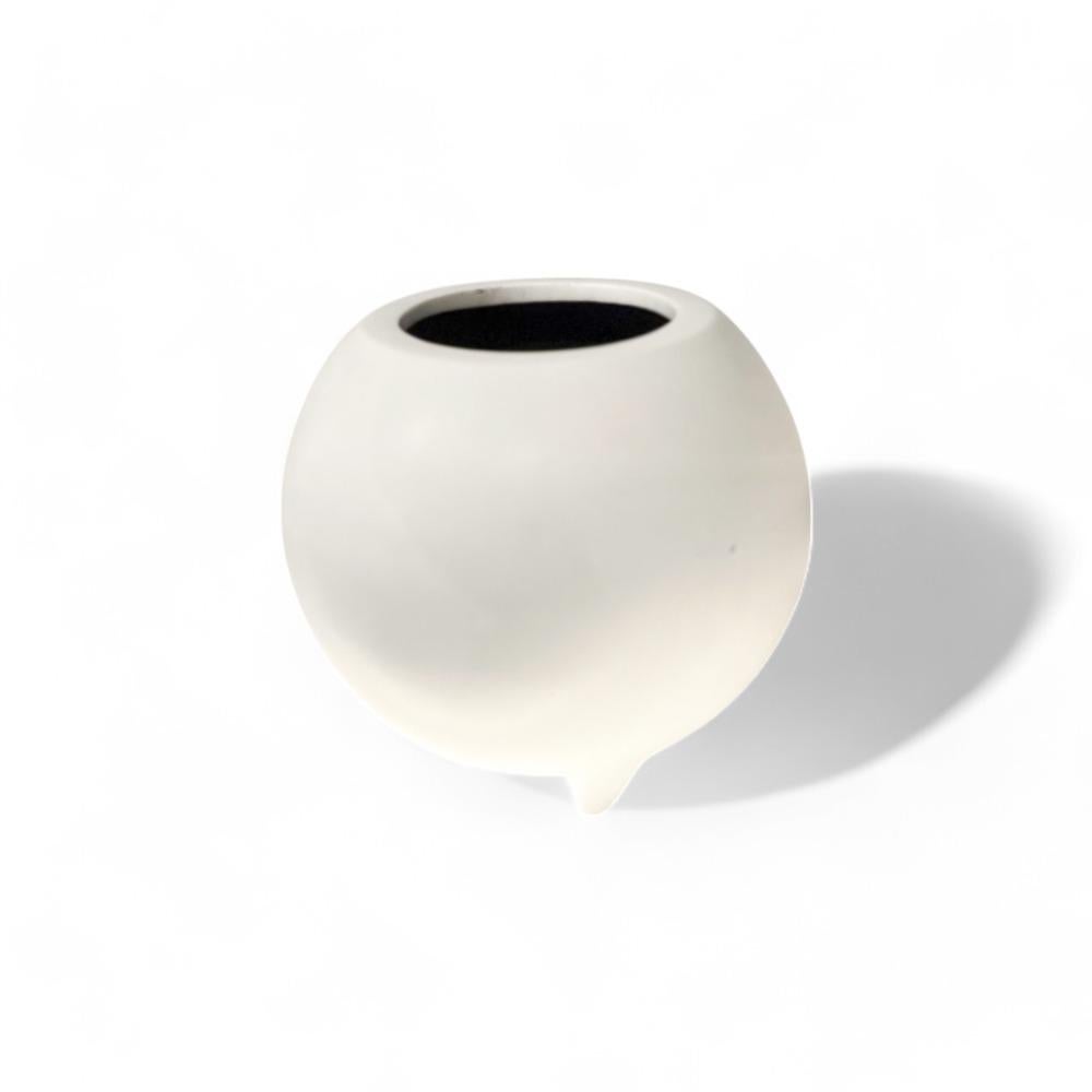 The “Meche” Pot is a stunning piece made of clay and white paint. The pot features a circular shape with four delicate legs showcasing the remarkable skill of the artisans.

Created by Ensamble Artesano, a collective supporting over 160 artisans